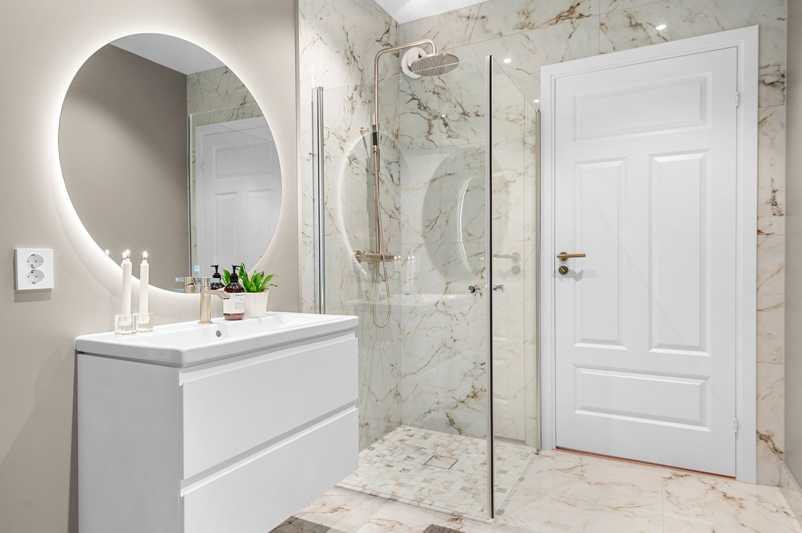 Badet er innredet med veggmontert wc, dusjnisje med innfellbare dusjdører, servantskap med servant, mekanisk avtrekk og opplegg for vaskemaskin. Utstyret er fra Tapwell. Galleribilde