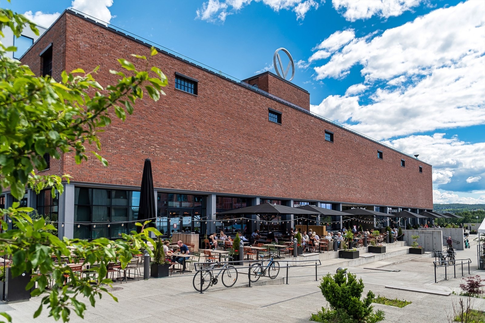 Vinslottet med hyggelige serveringssteder, bakeri, frisør, blomsterbutikk, apotek og en rekke andre butikker ligger også i gangavstand. Galleribilde