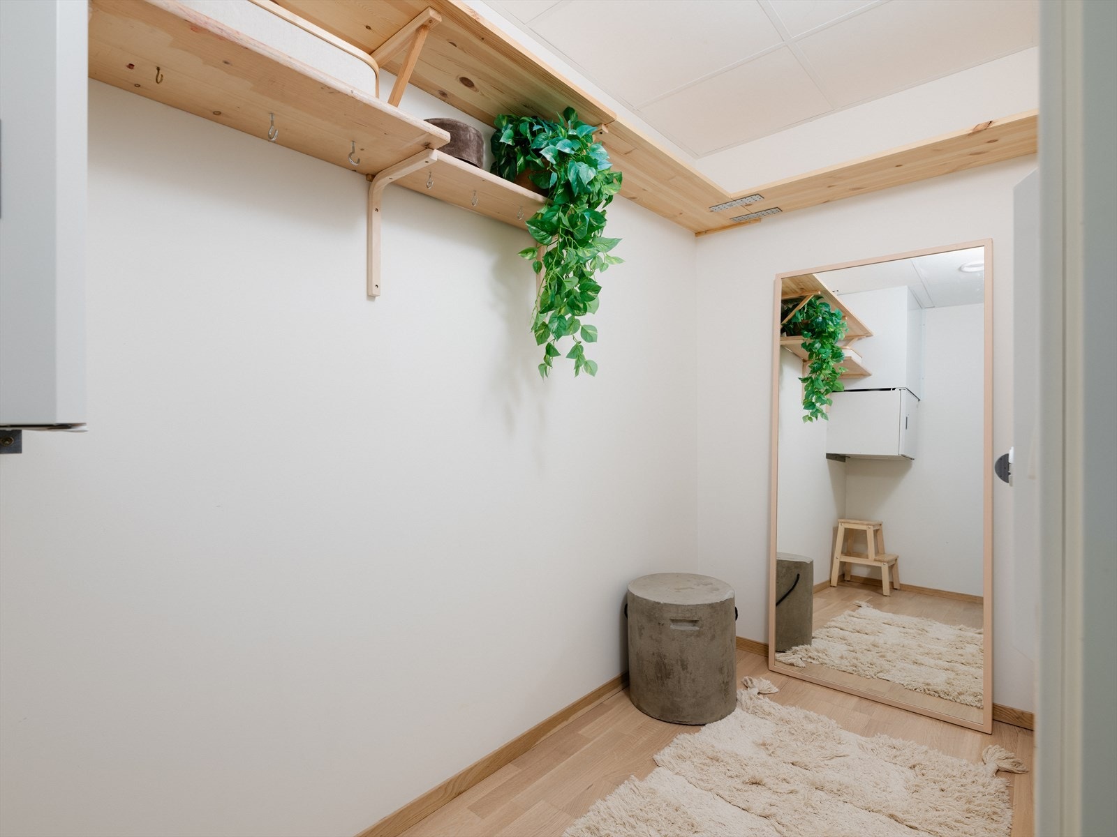 Boligen har i tillegg en stor innvendig bod, eller kanskje en walk-in-garderobe? Galleribilde
