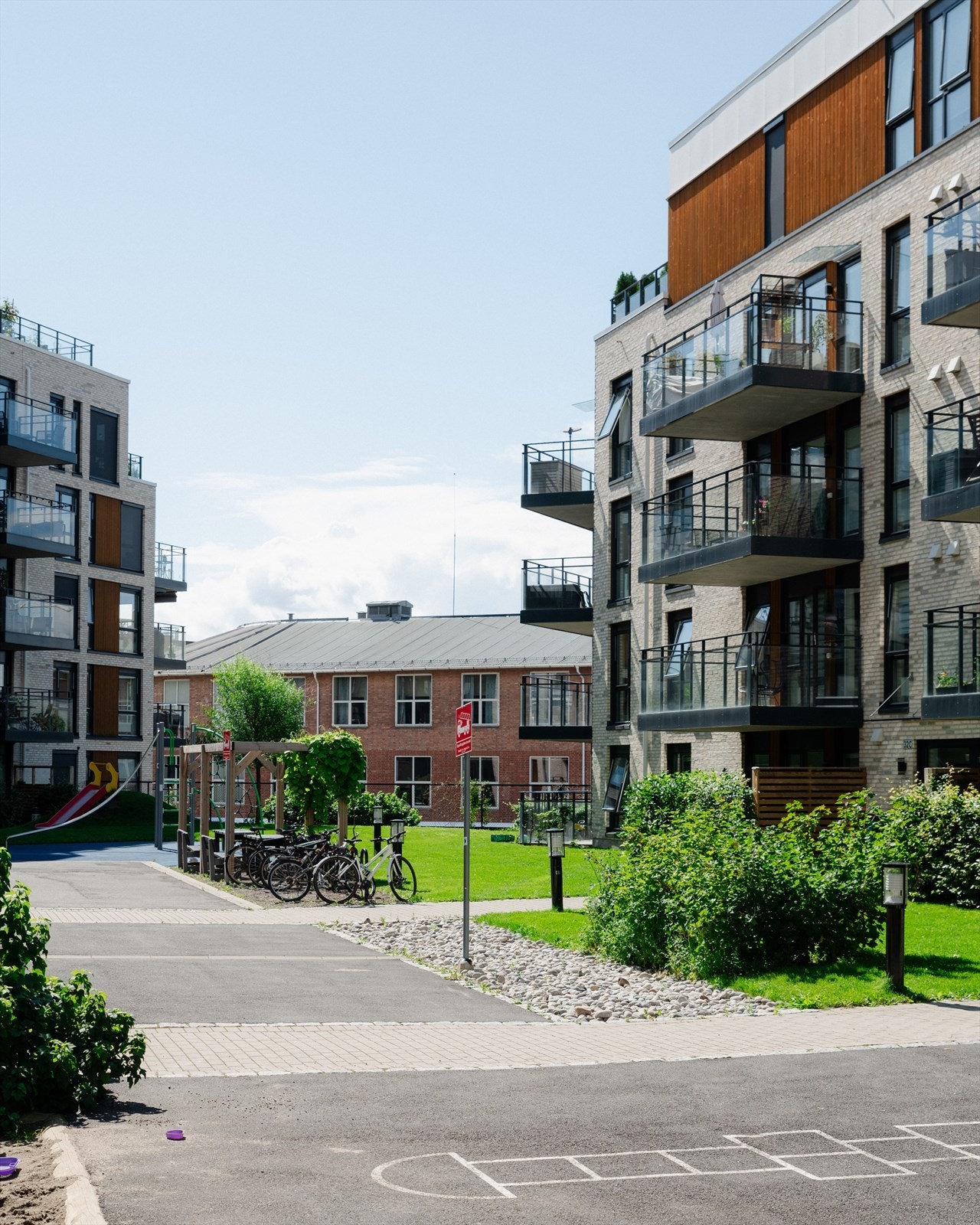 I Malerhaugveien 32 bor du rolig og tilbaketrukket, samtidig som det er kort vei til byens puls med alt av servicetilbud og daglige fasiliteter! Galleribilde