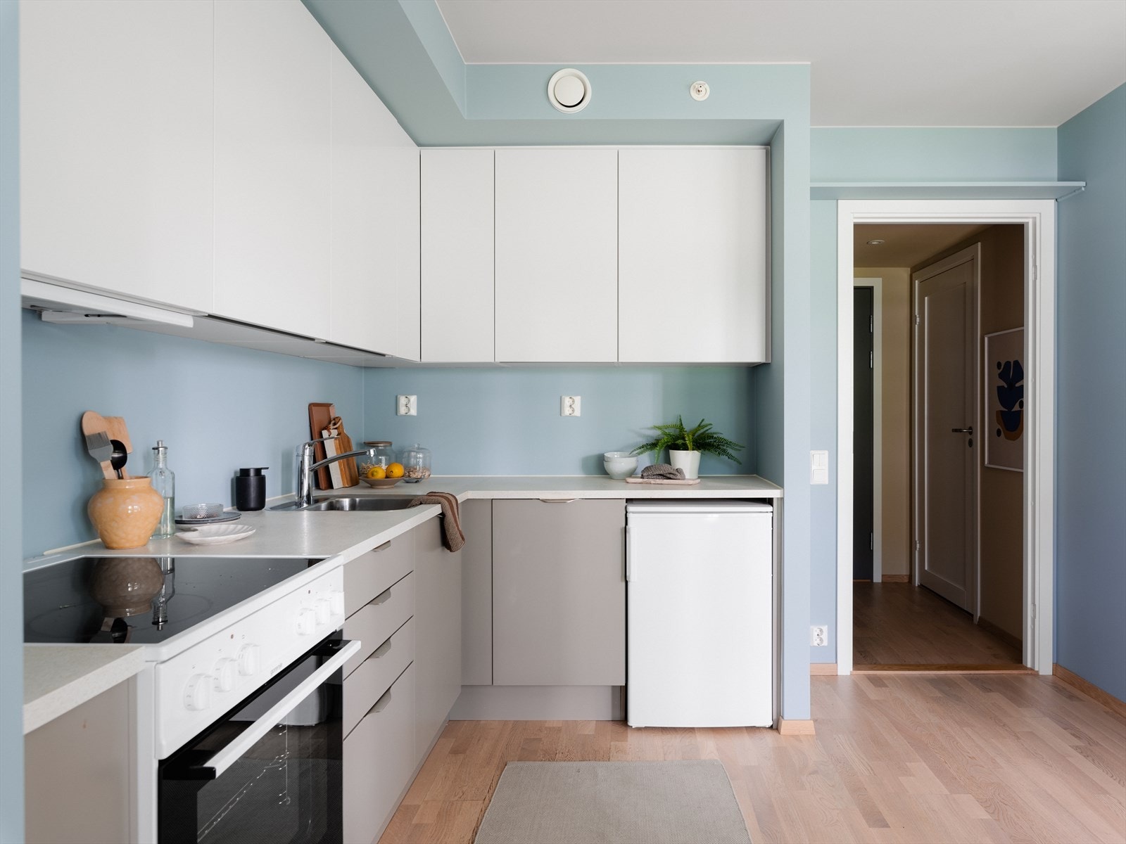 Kjøkkeninnredningen er fra HTH og består av lekre, matte fronter og overskap med push-åpner. Boligen har balansert mekanisk ventilasjonsanlegg med tilluftsventiler i oppholdsrom samt avtrekk i bad, kjøkken og bod. Galleribilde