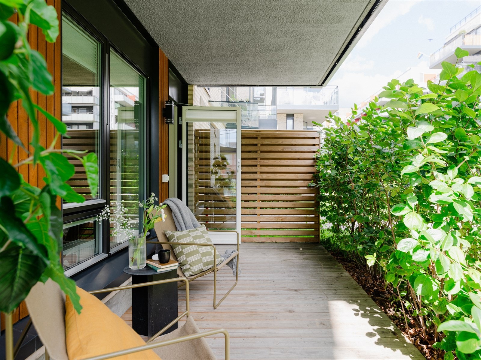 Boligen forlenges av en herlig markterrasse på 10 kvm. med treplatting, utelys og strømuttak. Galleribilde