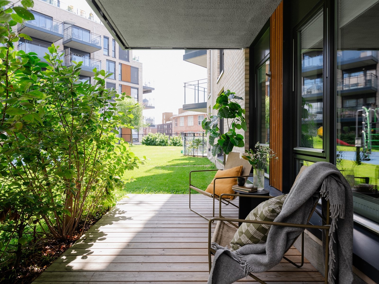Terrassen vender mot hyggelig bilfritt, indre gårdstun. En frodig hekk gir grønt utsyn, samtidig som den skaper en skjermet og privat atmosfære. Galleribilde