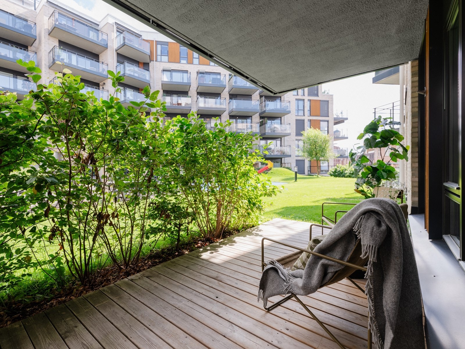 Her er det god plass til utemøbler, grill, planter og flere gjester! Galleribilde