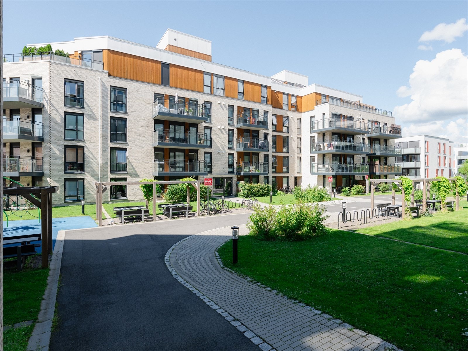Borettslaget har et velstelt og flott opparbeidet gårdstun med sykkelparkering, pergolaer med sittegrupper, asfalterte internveier med belysning, gressplen og beplantning. Galleribilde