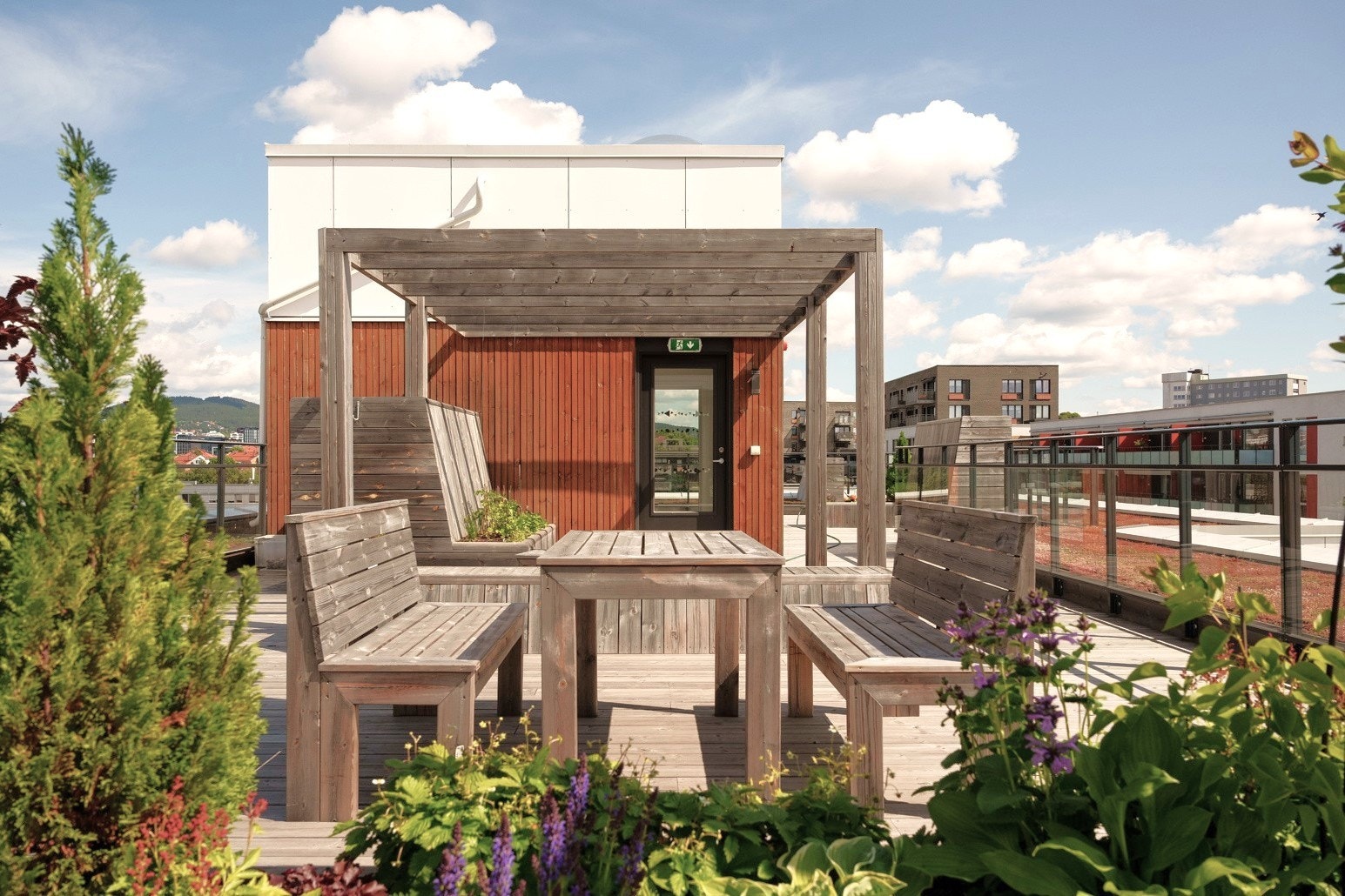 Borettslaget har en meget flott takterrasse inndelt i flere ulike soner med vakker beplantning, sittegrupper og solsenger. Galleribilde