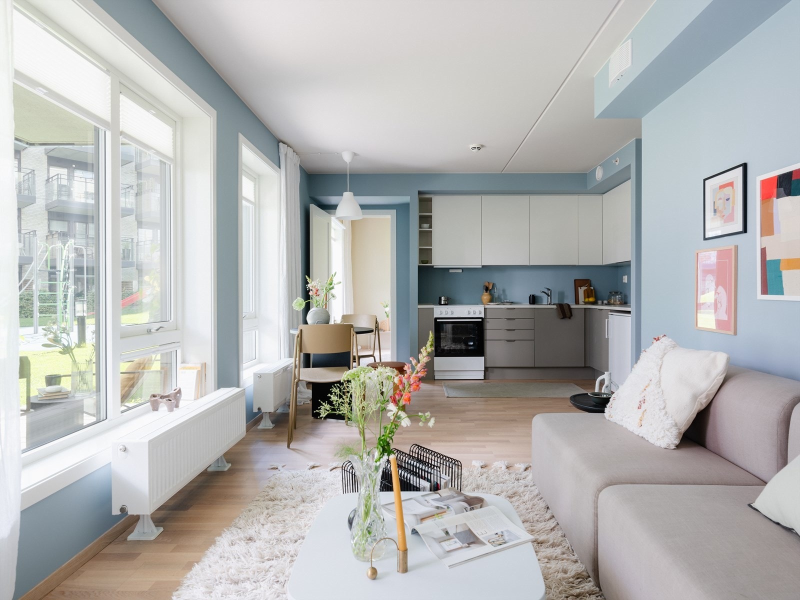 Innvendig møtes du av en luftig atmosfære og moderne preg. Bygget var nytt i 2019, og holder en gjennomgående høy standard. Galleribilde