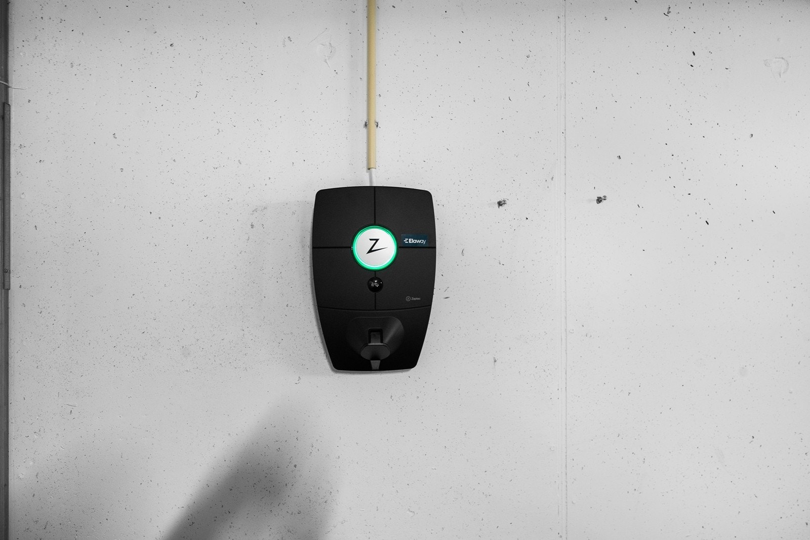 Elbillader i tilknytning til garasjeplassen. Galleribilde