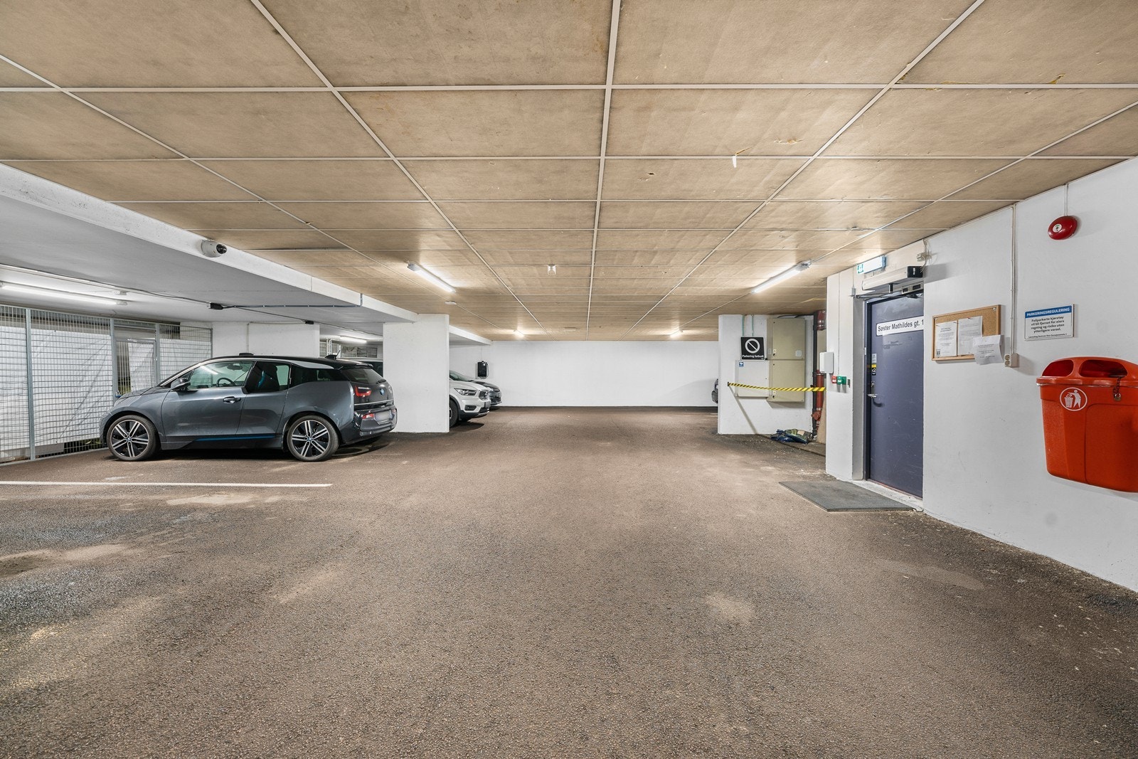 Garasjeplass med EL-lader medfølger handelen. Galleribilde