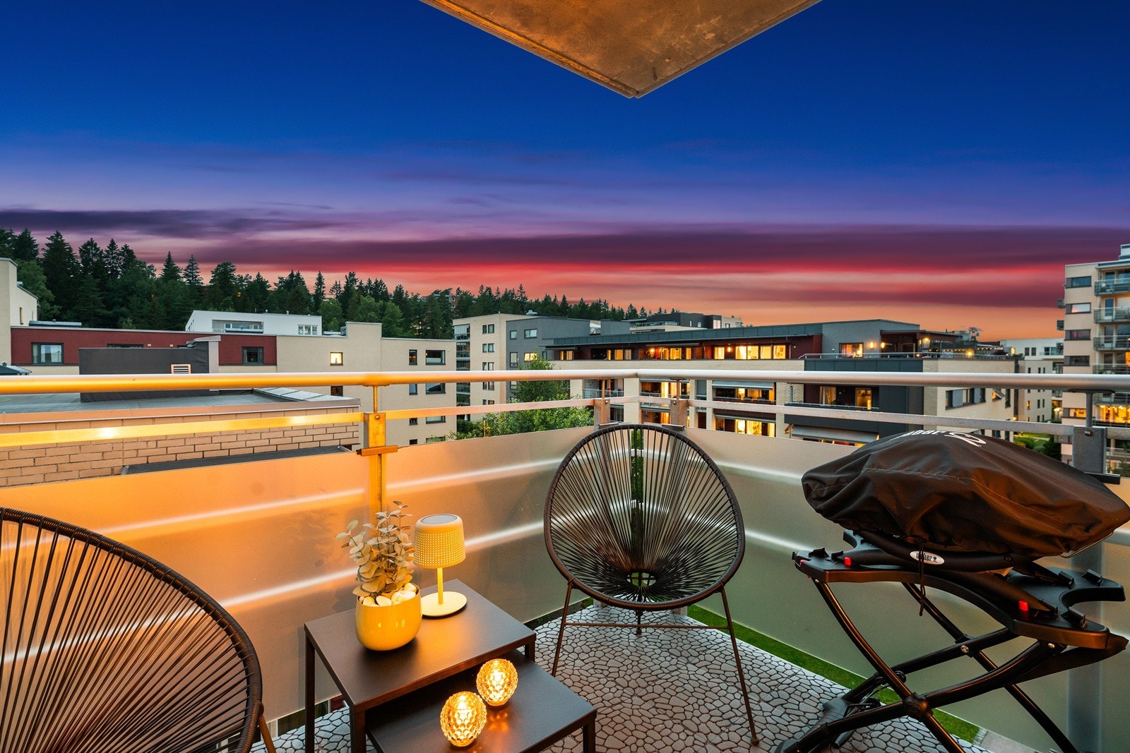 Flott utsikt fra balkongen mot rolige fellesarealer. God plass til sittegruppe og grill! Galleribilde