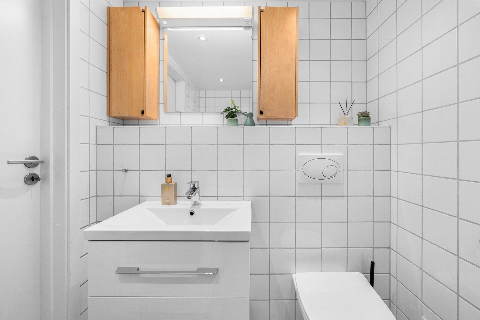 Innredning består av servantskap med nedfelt servant, 1-greps blandebatteri og underskuffer. Dusjhjørne med glassdører,
opplegg for vaskemaskin og vegghengt toalett. Galleribilde