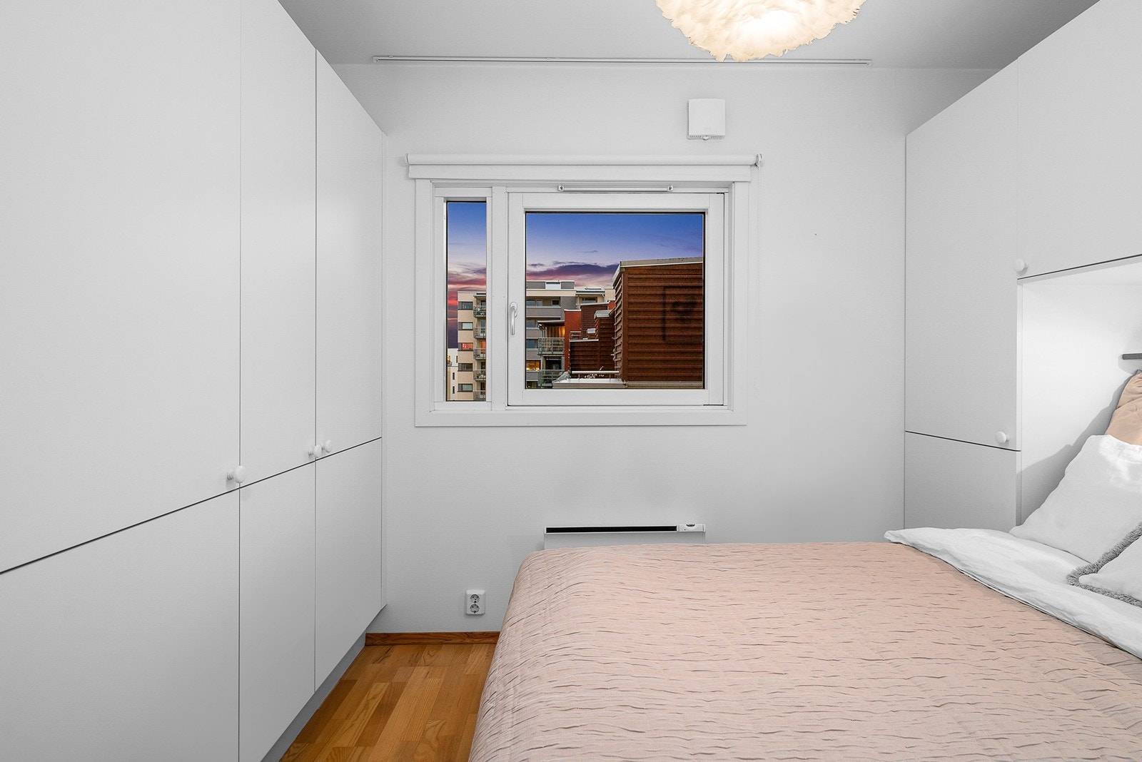 Soverommet har rikelig med skapplass og er vendt mot rolige fellesarealer. Galleribilde