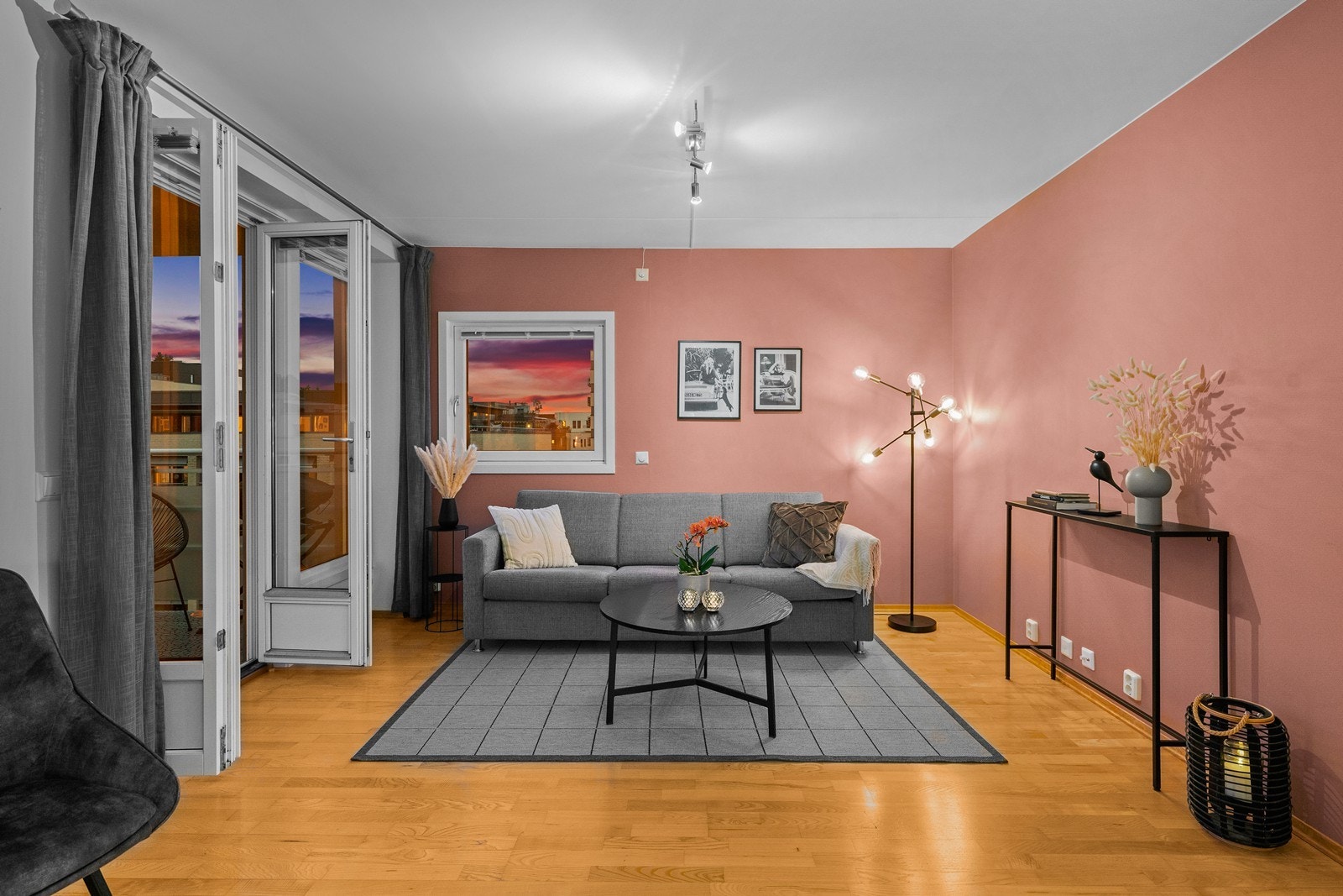 Lys og romslig stue med moderne fargevalg. Galleribilde