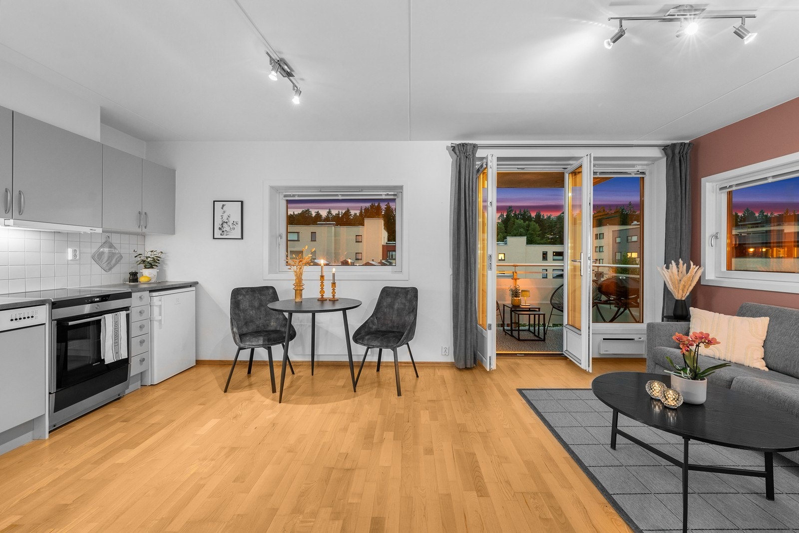 Kjøkken/stue er i åpen løsning sørger for en luftig og atmosfære i leiligheten. Galleribilde