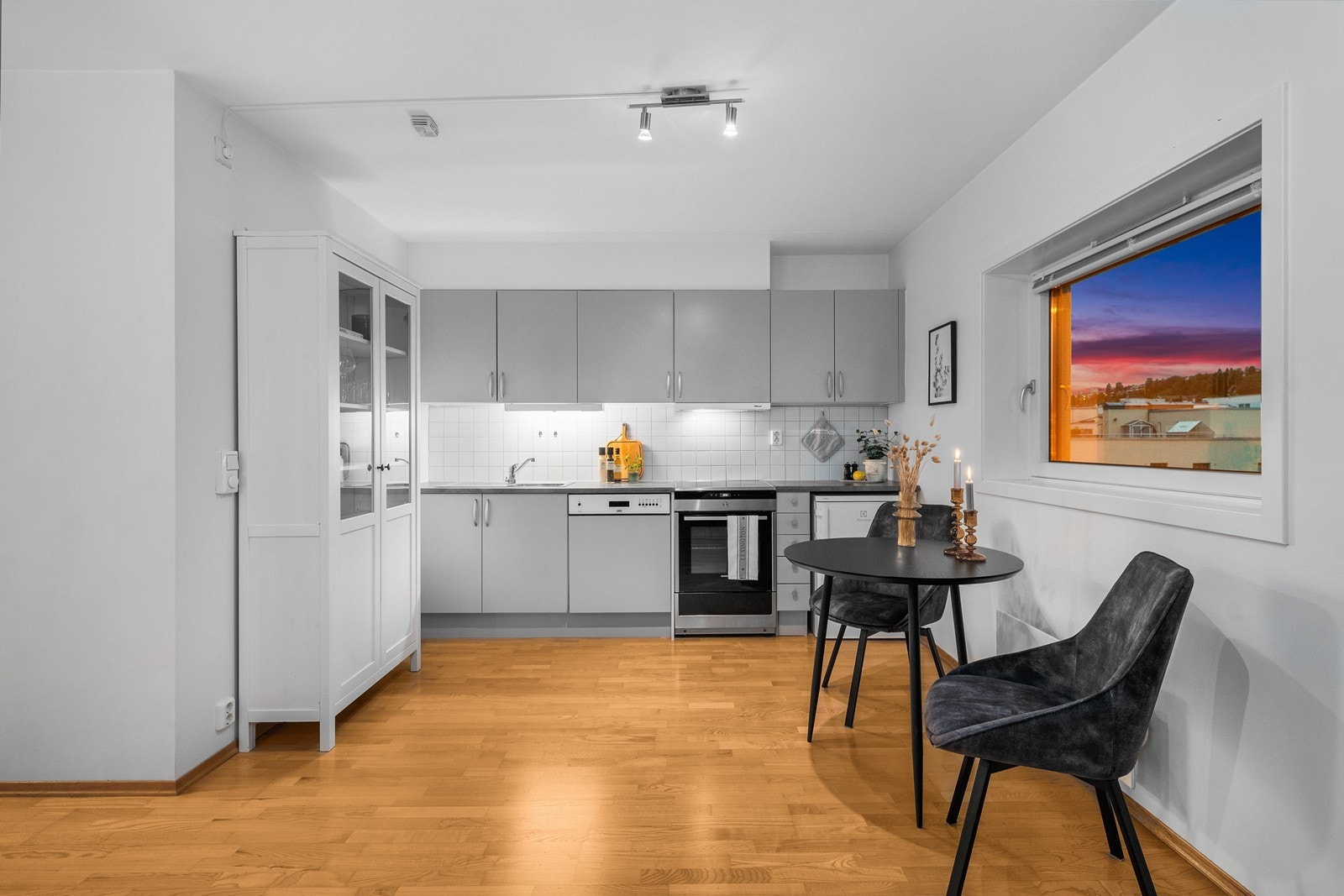 Det er også flere vindusflater som slipper inn rikelig med lys til både kjøkken og stue. Galleribilde