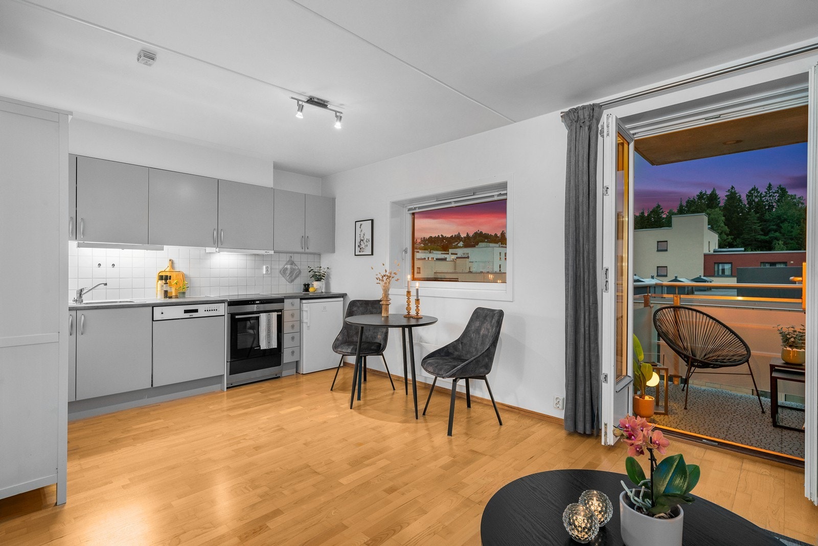 Det er også flere vindusflater som slipper inn rikelig med lys til både kjøkken og stue. Galleribilde