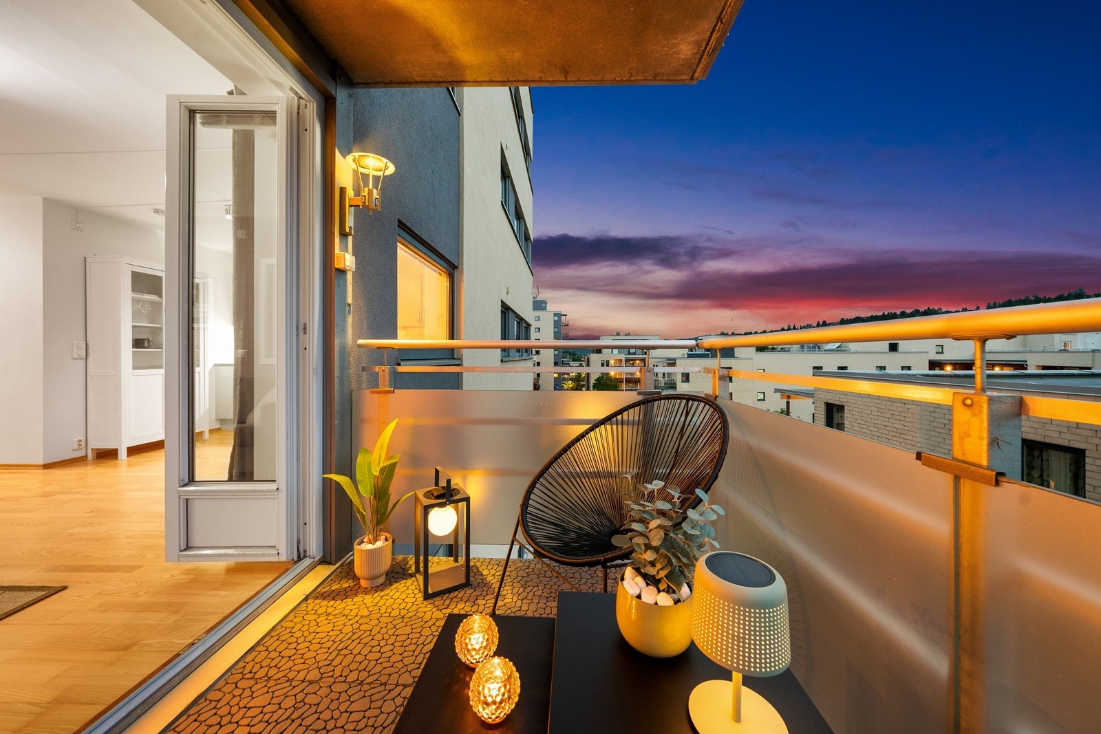 Balkongen har gode solforhold og kan skilte med sol fra formiddag til kveld. Galleribilde