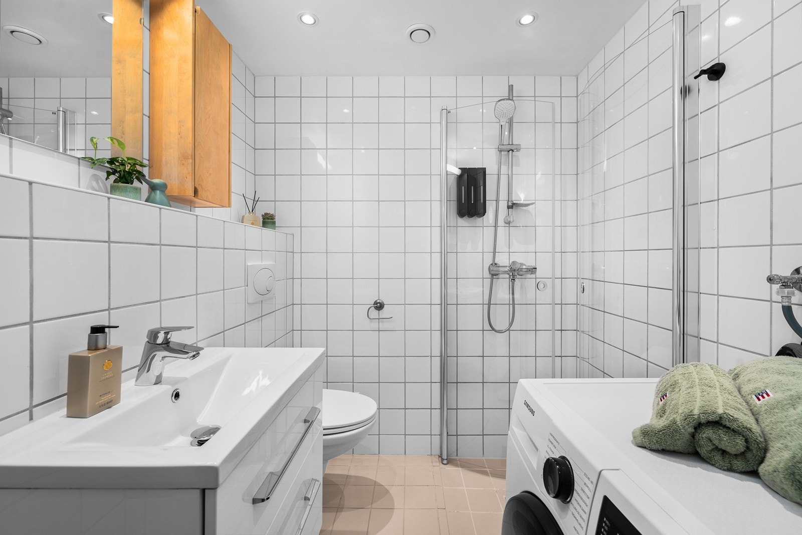 Lyst og pent flisbelagt bad med opplegg for vaskemaskin og varme i gulv Galleribilde