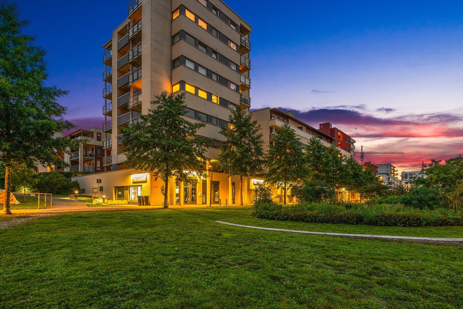 Området består i hovedsak av nyere blokkbebyggelse Galleribilde