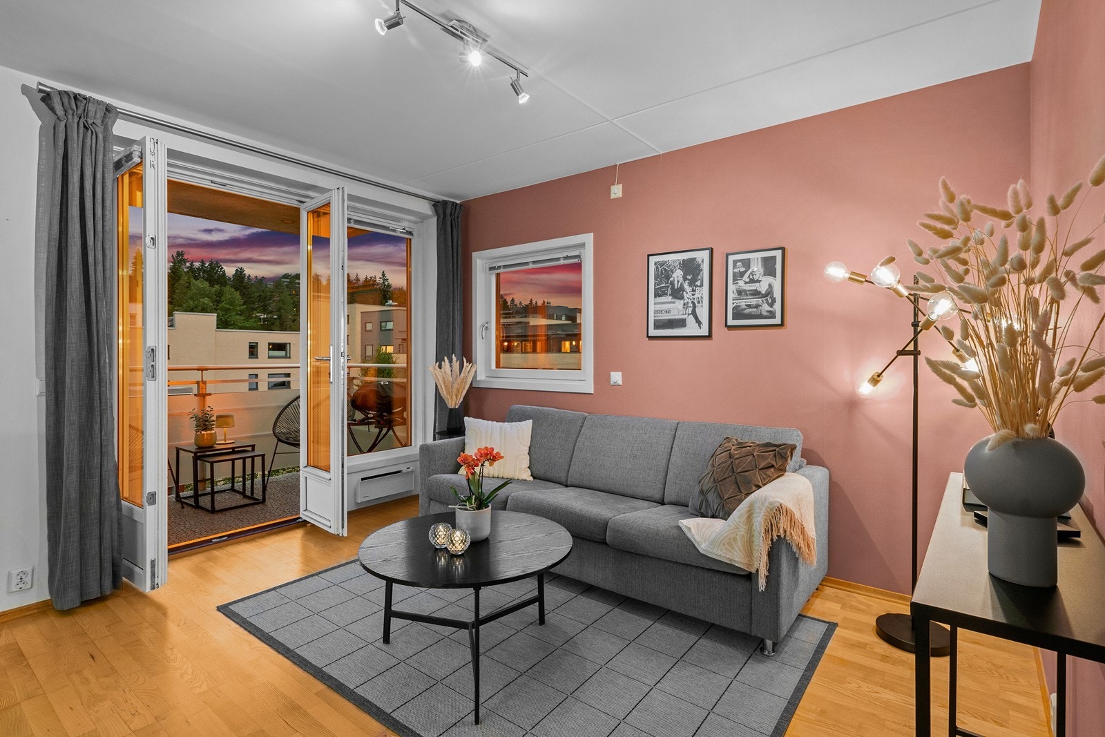 Stuens størrelse byr på flere møbleringsmuligheter. Direkte utgang til vestvendt balkong. Galleribilde