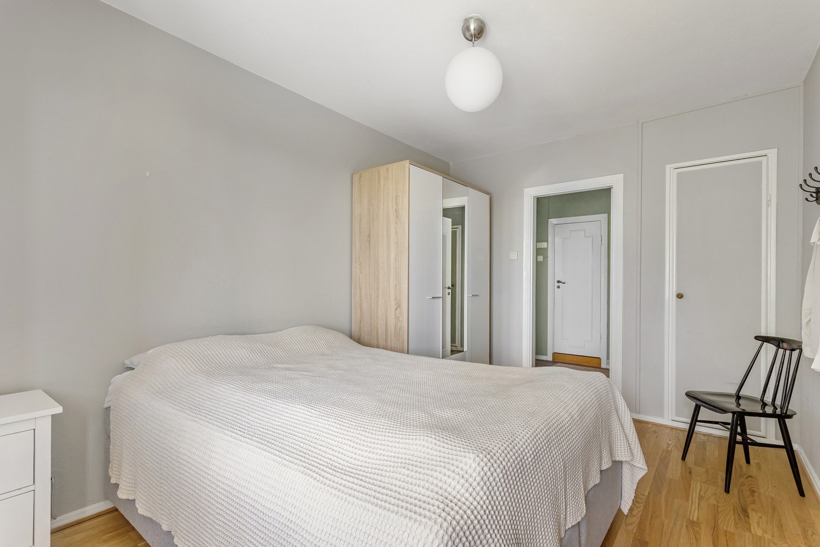 Rikelig med oppbevaringsplass i garderobeskap og innebygd skap. Galleribilde