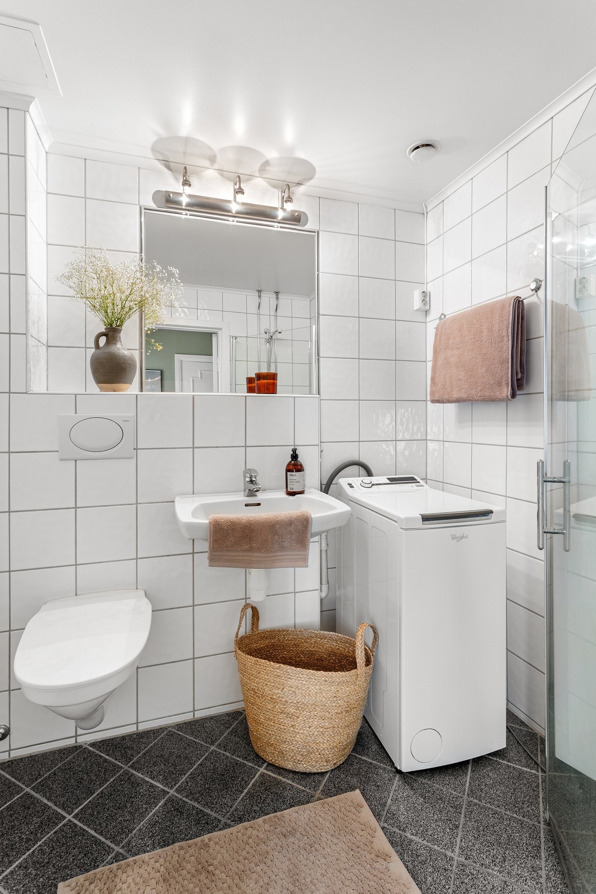 Leiligheten har et flislagt bad med gulvvarme. Badet ble oppgradert i 2005 i regi av borettslaget. Galleribilde