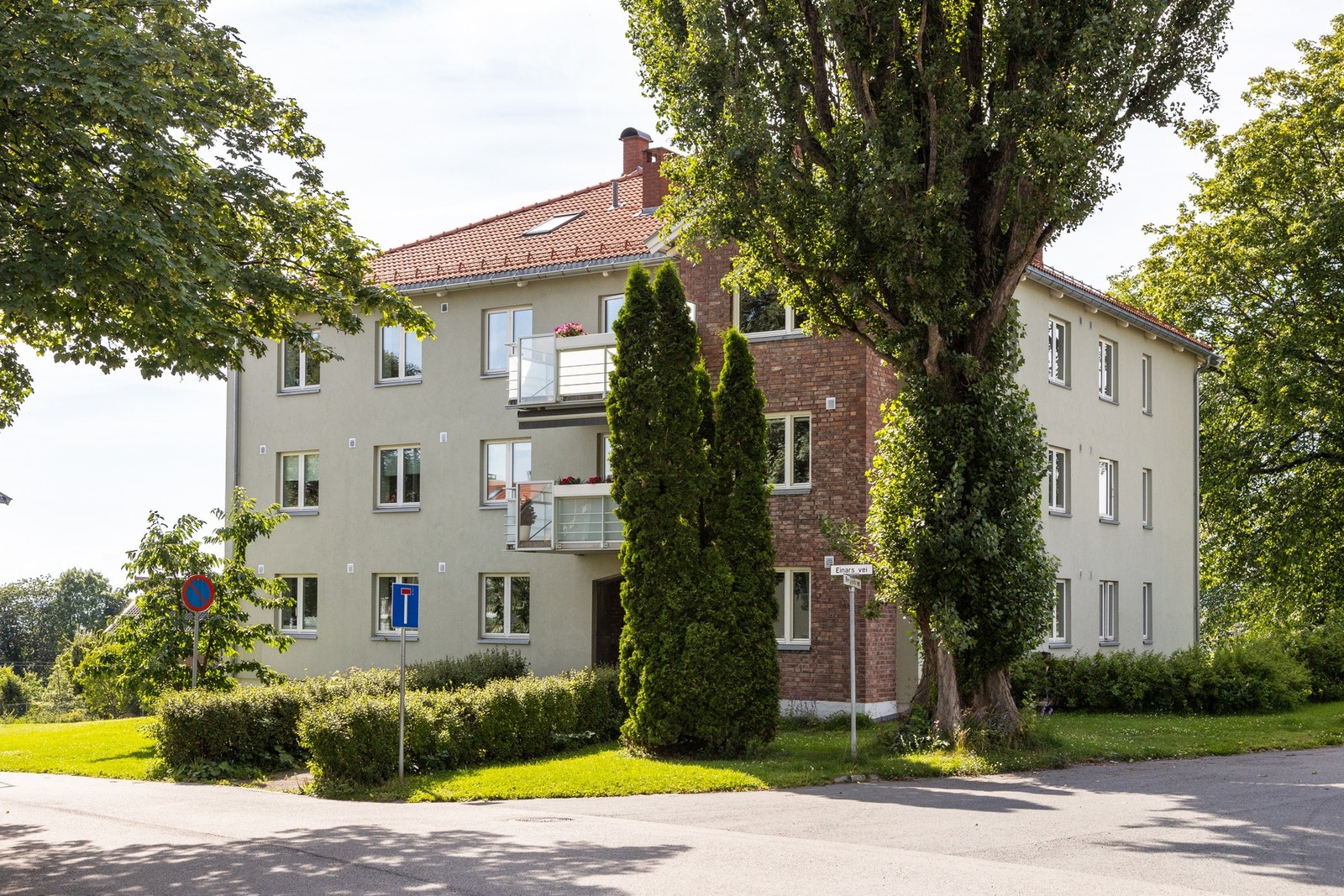 Leiligheten ligger i nærheten til både Hasle T-bane og Carl Berner T-bane, 21-bussen går fra holdeplassen Einars vei. Galleribilde