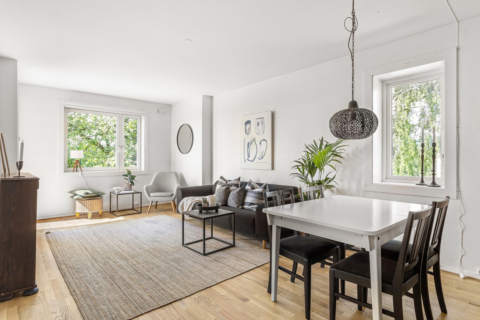 Leiligheten har en god planløsning. Stuen er romslig med plass for sofagruppe, tv-seksjon, spisegruppe og annet ønskelig møblement. Galleribilde