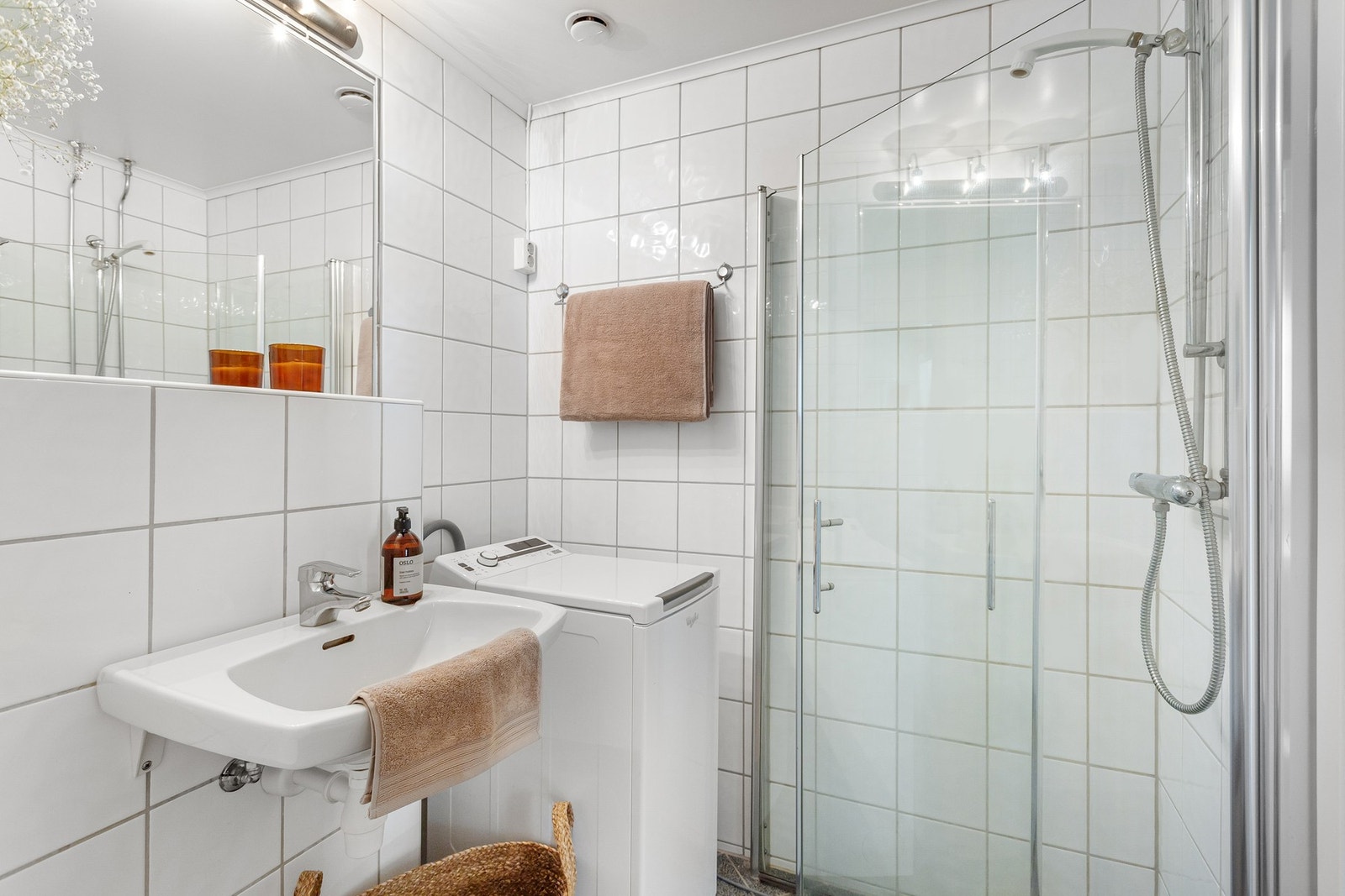 Det er opplegg og plass for vaskemaskin. Vaskemaskinen blir stående og medfølger handelen. Galleribilde