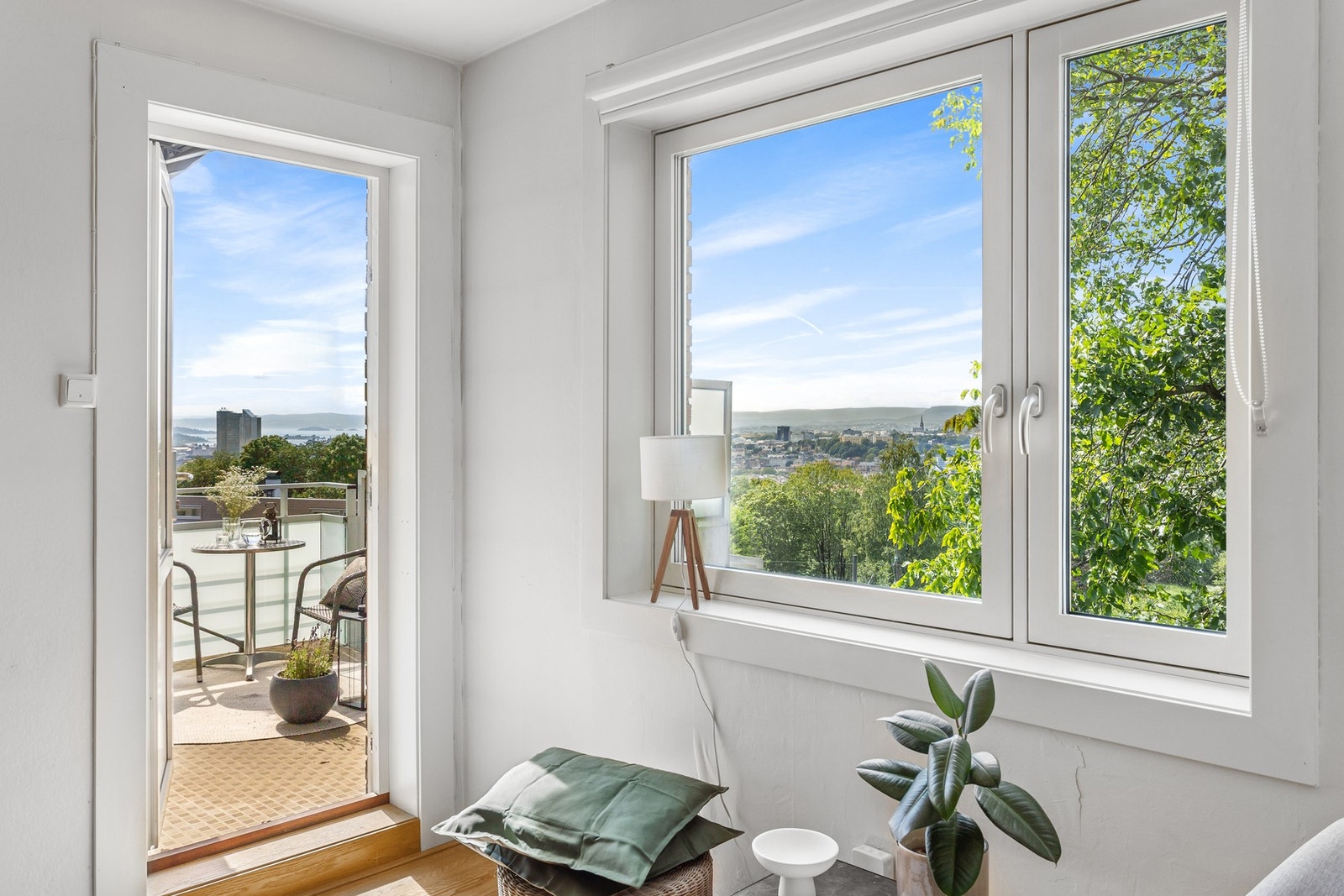 Fra stue er det utgang til balkong. På balkongen kan man nyte den flotte utsikten. Galleribilde