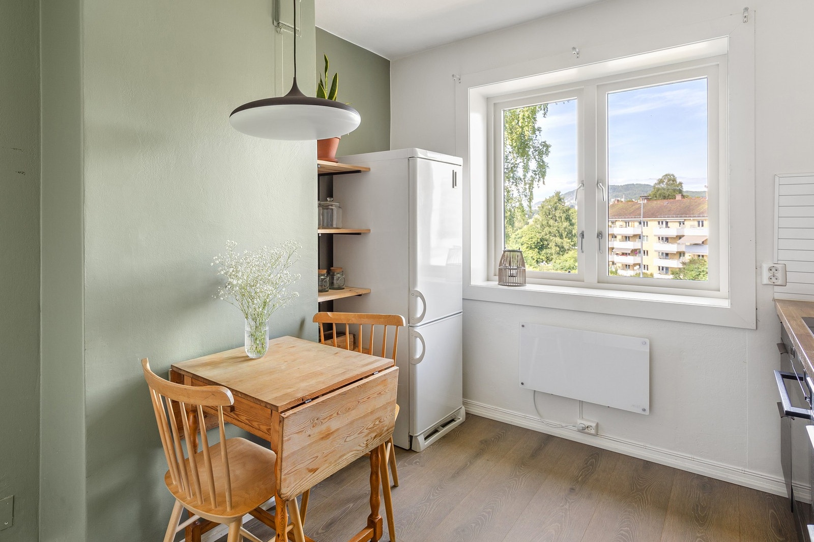 På kjøkkenet er det plass for et lite spisebord med tilhørende stoler. Galleribilde