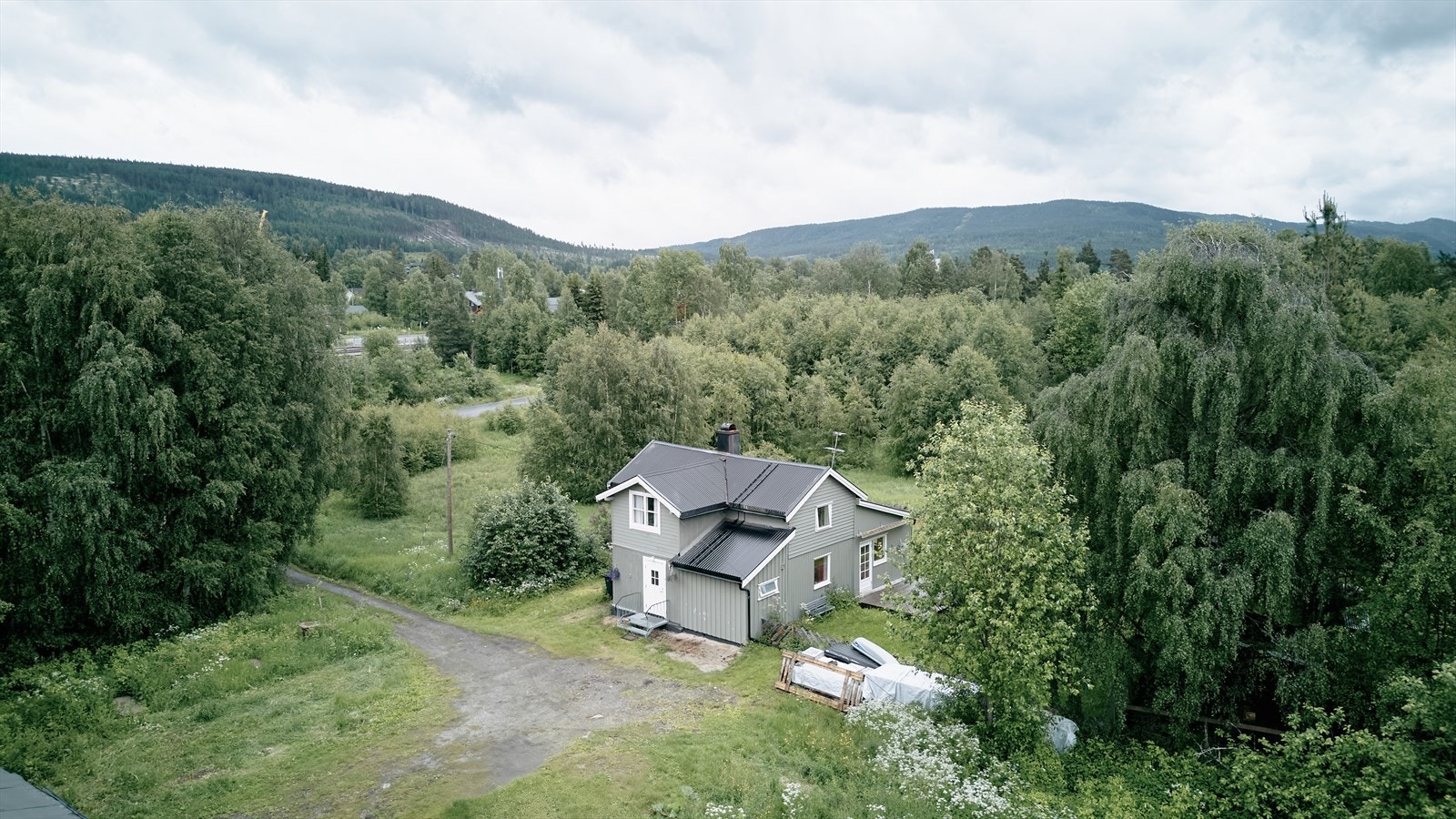 Eneboligen ligger usjenert og landlig til. Galleribilde