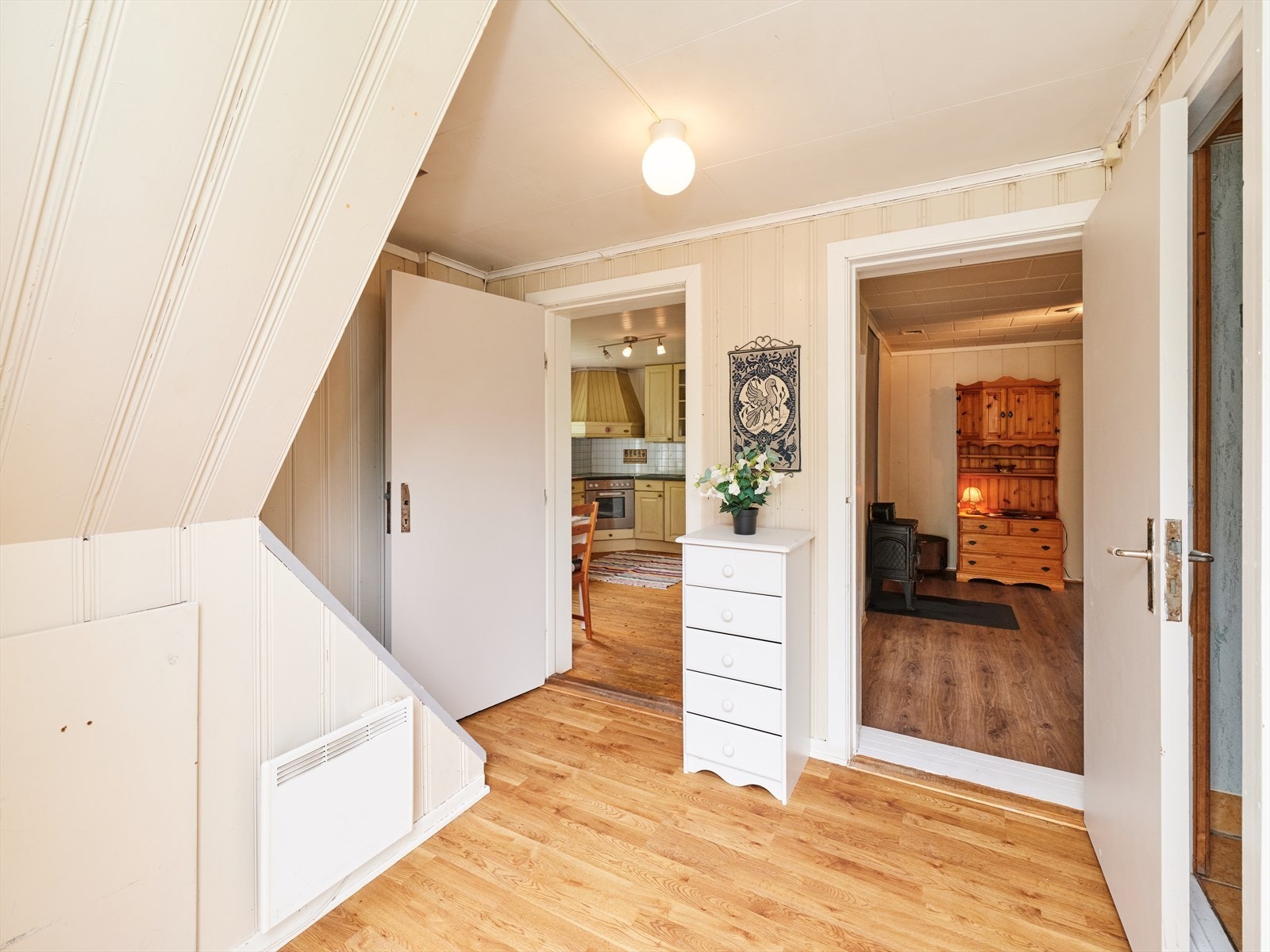 Romslig entre med trappeadkomst til 2.etasje. Galleribilde