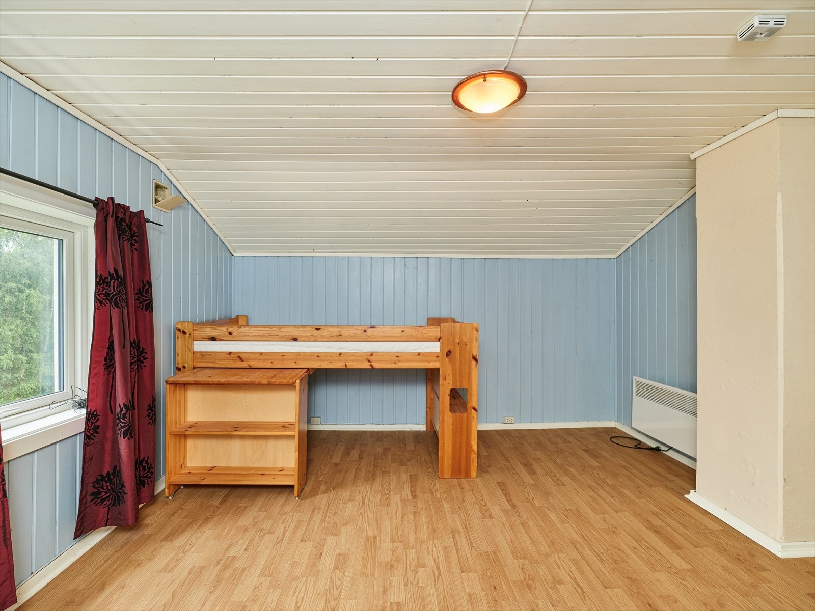 Det er til sammen tre soverom i boligen, ett i 1.etasje og to i 2.etasje. Galleribilde