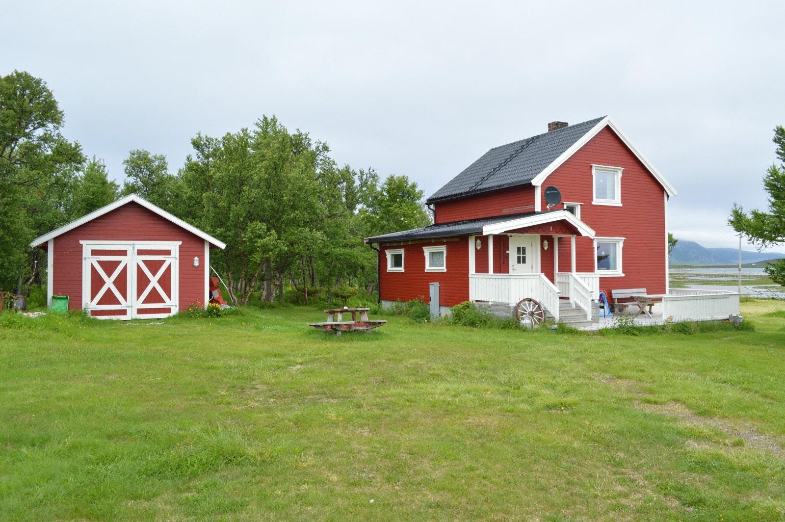 En koselig enebolig med garasje i idyllisk landskap Galleribilde