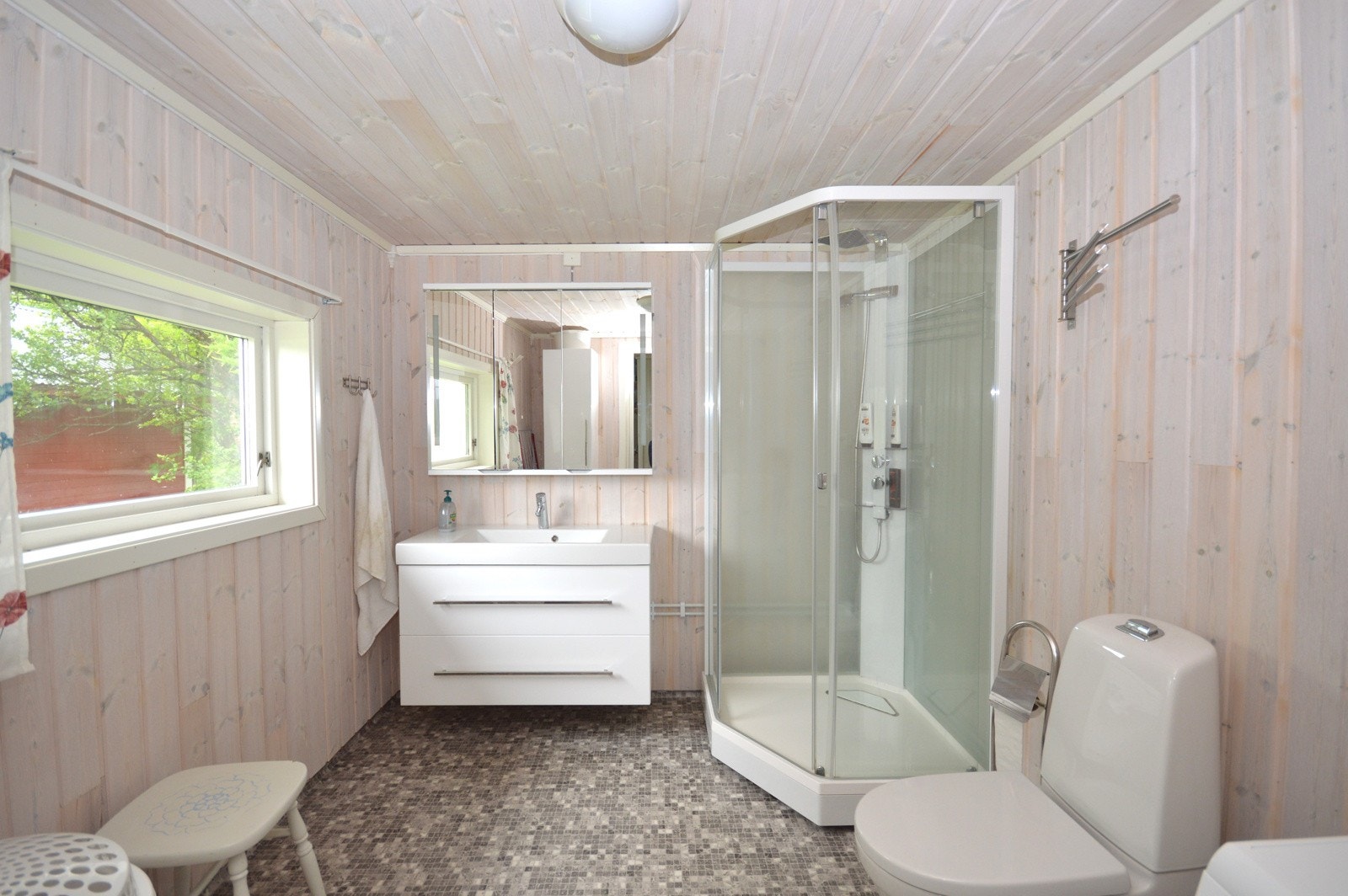 Bad med toalett, dusjkabinett og servant Galleribilde