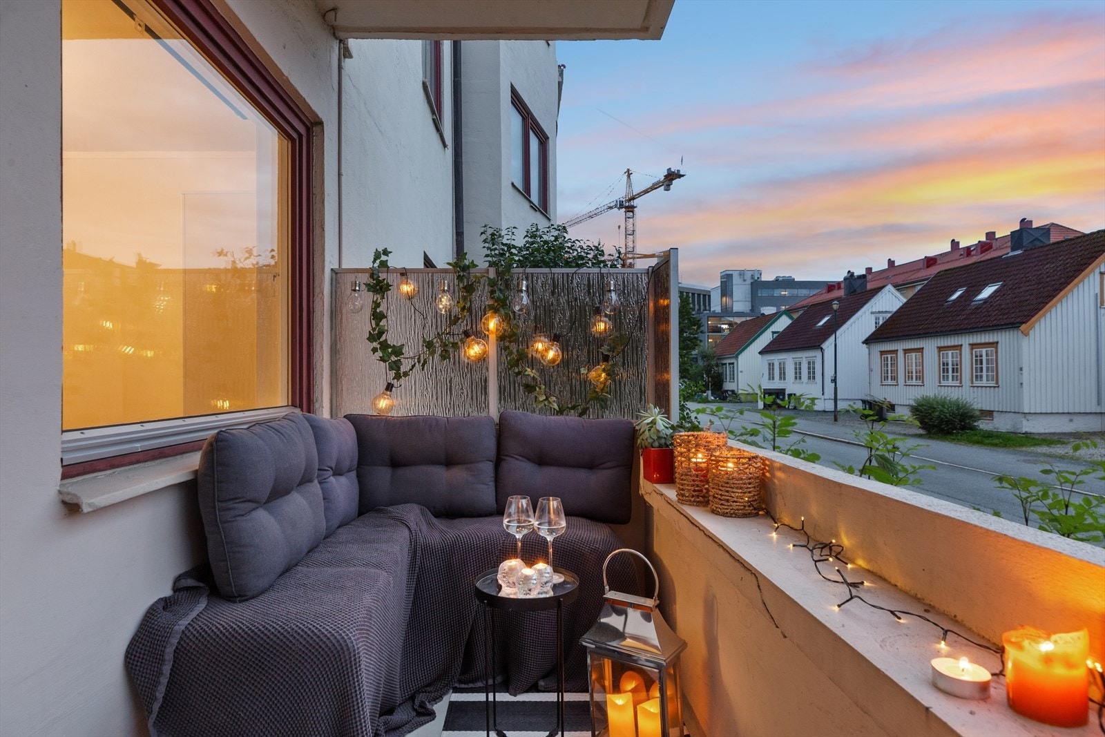 Balkongen er på 3,8 m² og har sol på ettermiddag og kveld Galleribilde