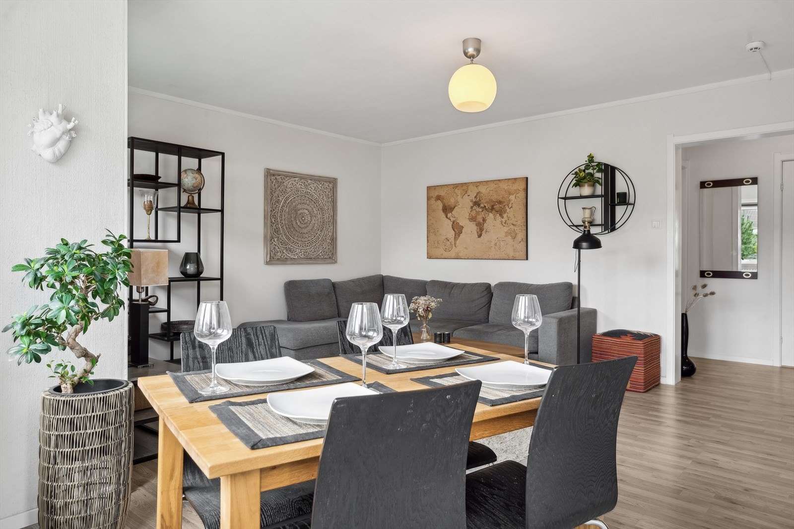 I stuen er det plass til en stor sofagruppe og spisebord uten at det går på bekostning av den romslige følelsen Galleribilde