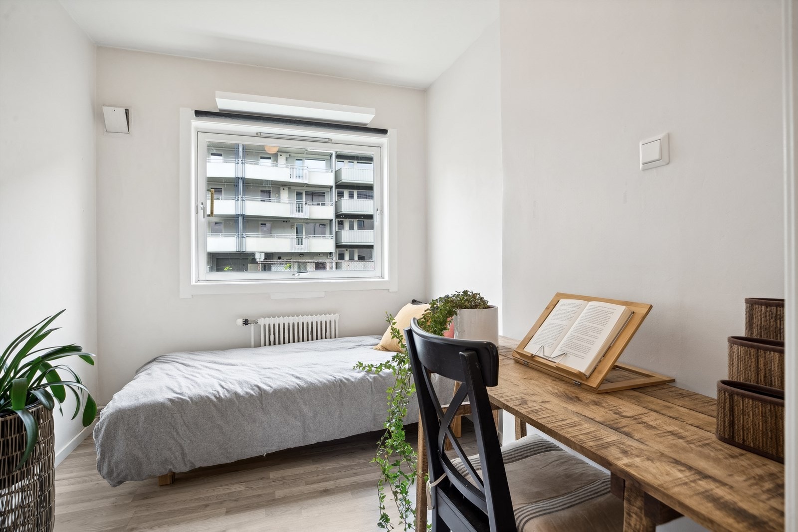 Dette soverommet er på 6,7 m² og er vendt mot felles bakgård. Fjernvarme-radiatorer på alle soverom og stue. Galleribilde