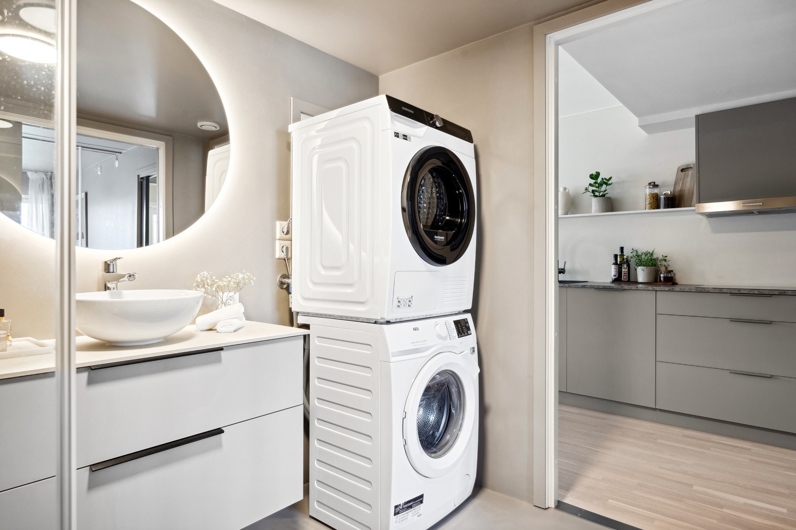 Tunge dusjvegger i glass (med sikkerhetsfolie). Grohe kran og innredning fra korsbakken bad. Galleribilde