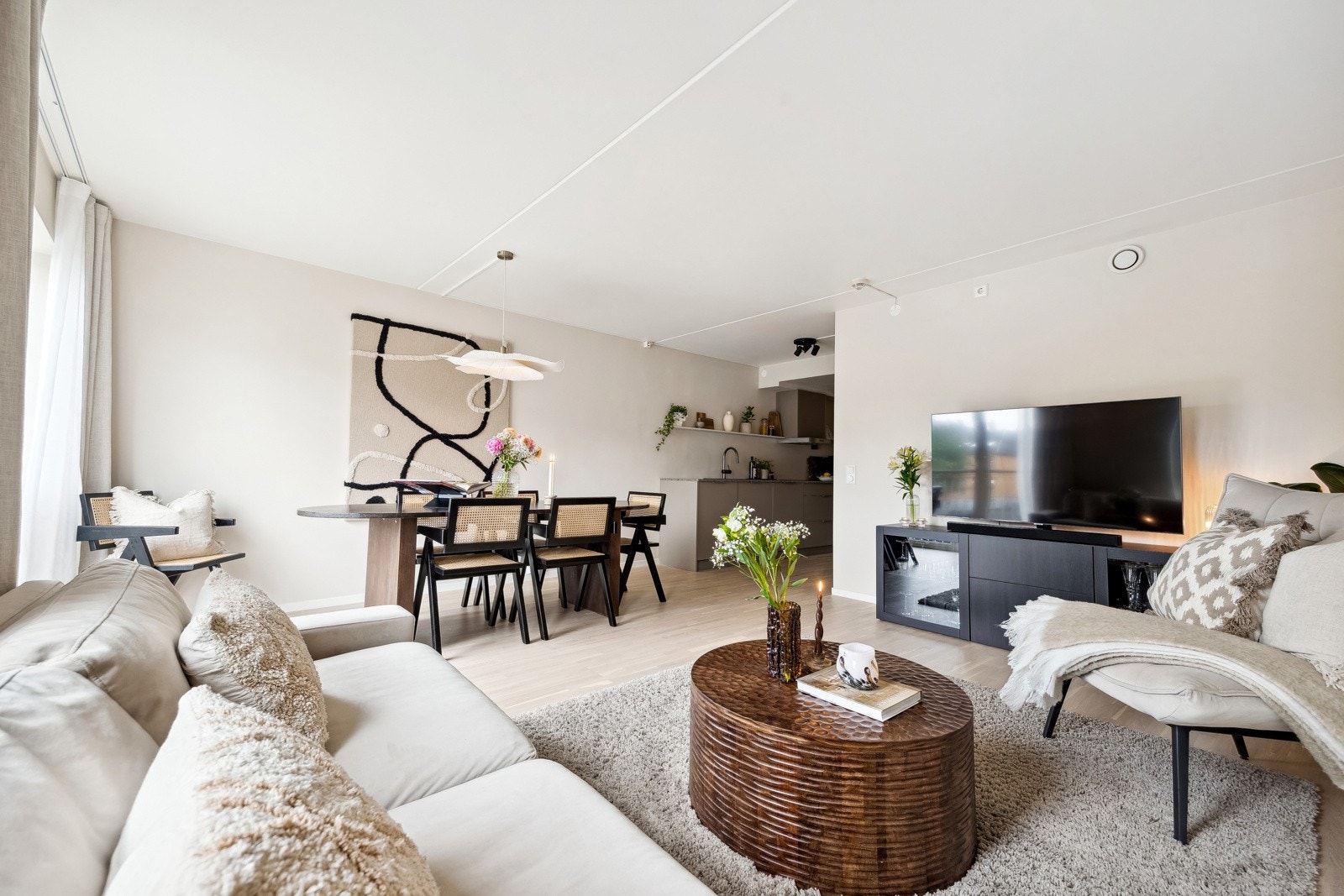 Leiligheten har en delvis åpen stue-/kjøkken løsning. Perfekt for sosiale kvelder. Galleribilde