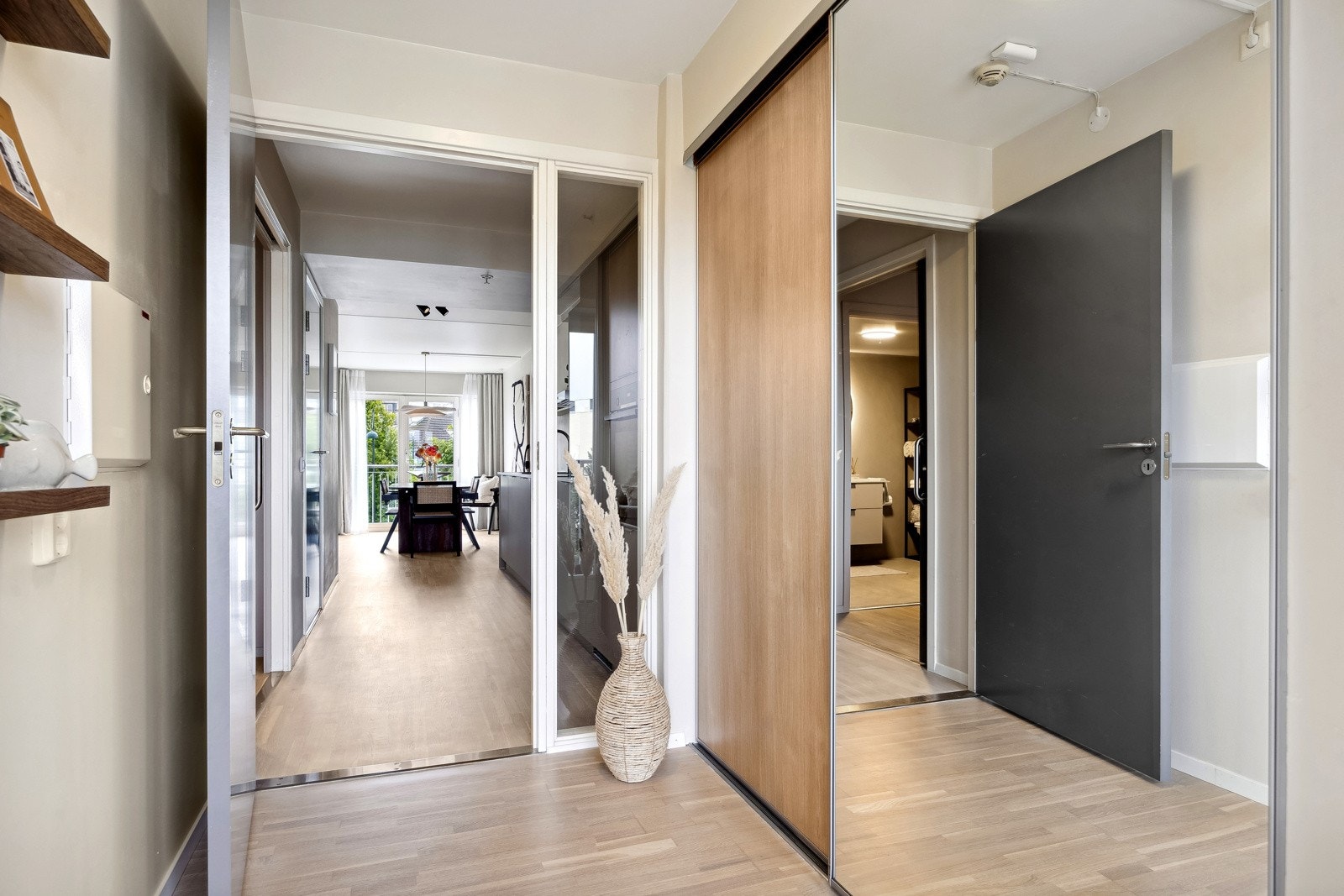 Flott entrè med skyvedørsgarderobe hvor man enkelt kan henge fra seg yttertøy. Galleribilde