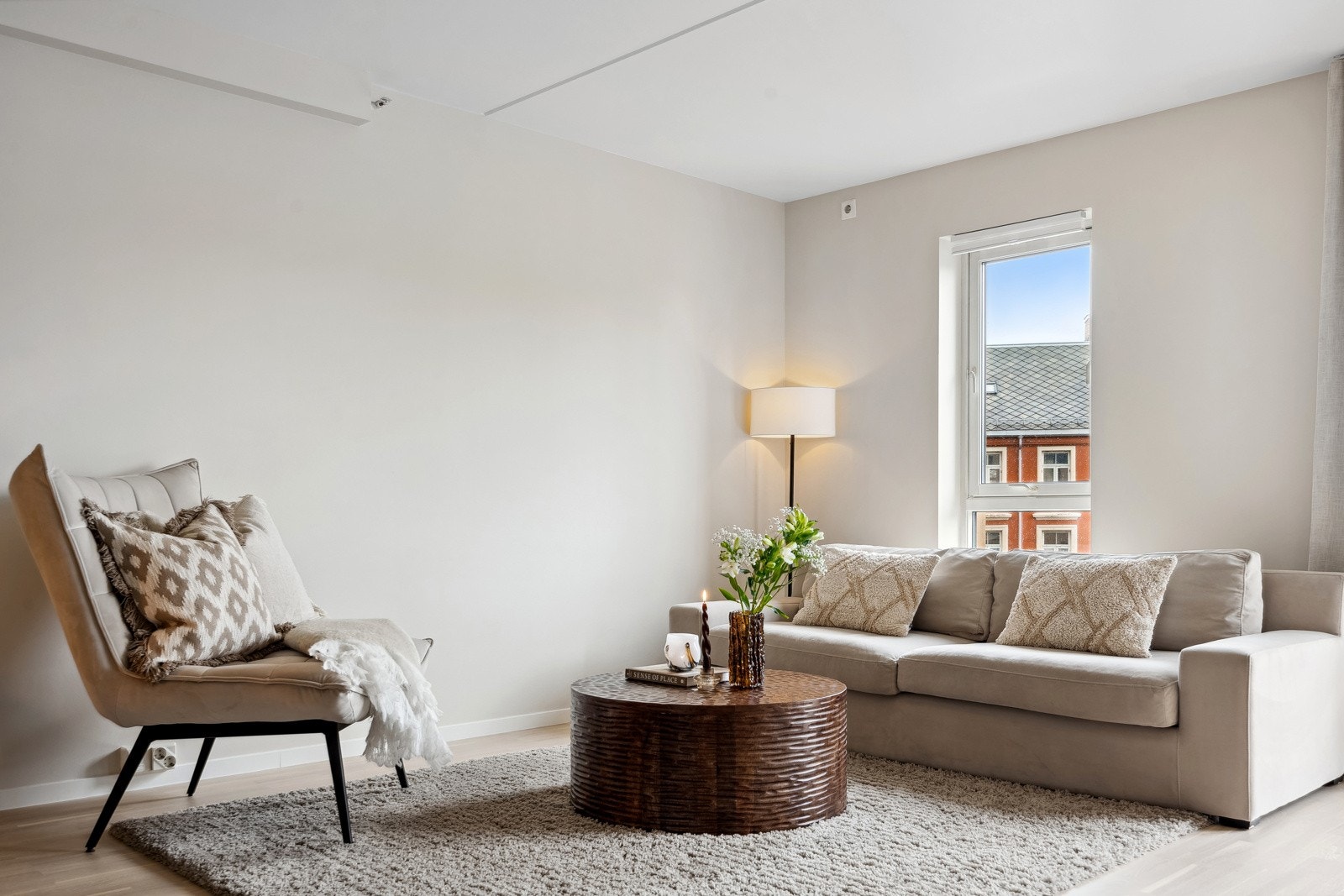 Alle vegger malt i fargen flanell beige , på soverom er det brukt fargen marakesh. Galleribilde