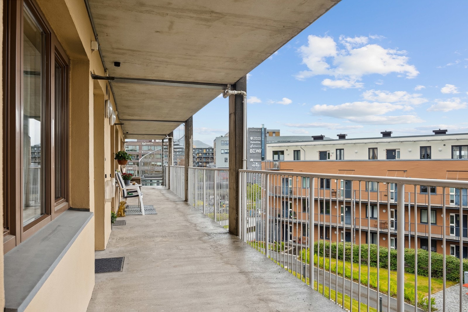 Her kan sett frem noen enkle møbler å bruke fellesarealet. Galleribilde