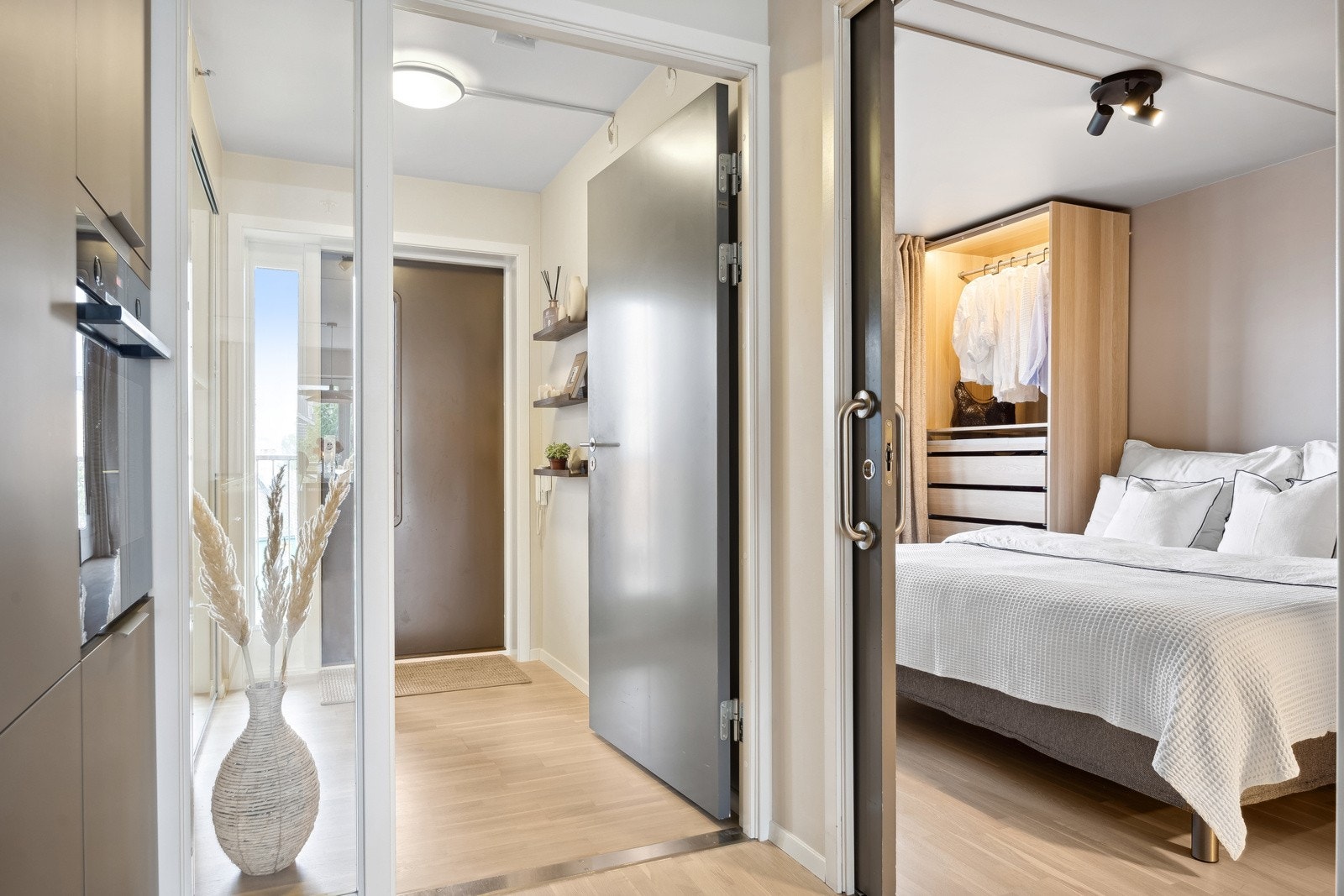 Store pax-garderobeskap fra Ikea, på soverommet følger med. Galleribilde