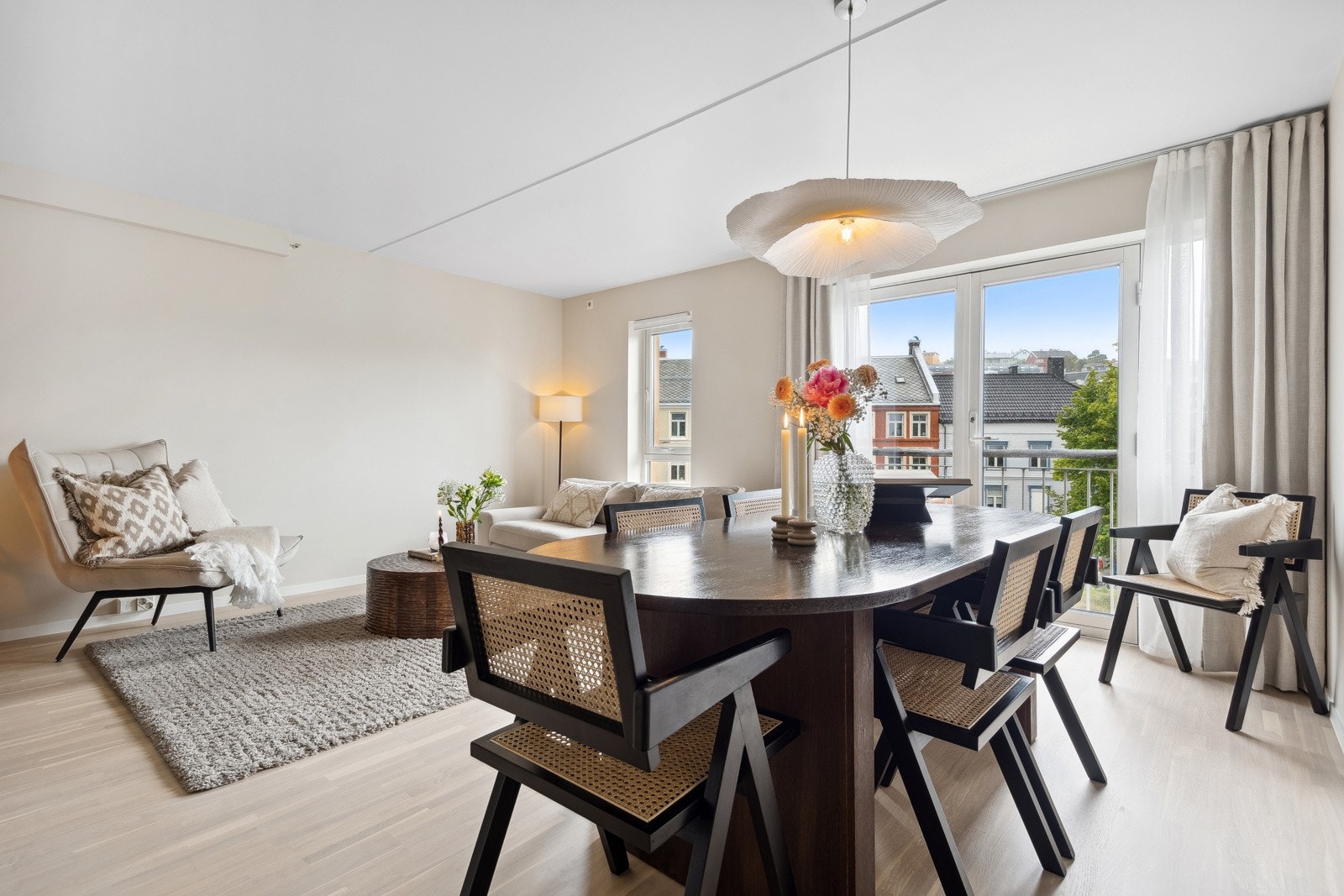 Ny-slipt parkett(slipt for 2 uker siden), olje og lakkbehandlet av profesjonell parkettsliper. Galleribilde