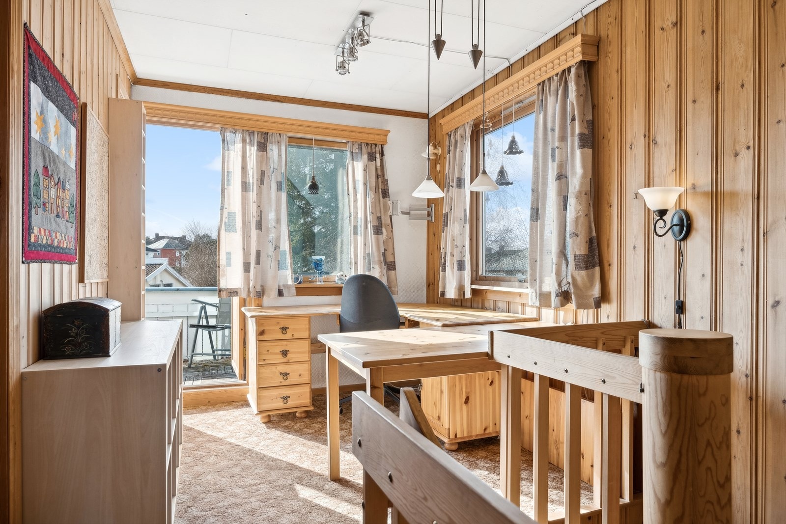 Den andre opprinnelige leiligheten i 2.etg er i dag koblet med leilighet i 1.etg via interntrapp. Se plantegning for illustrert løsning. Galleribilde