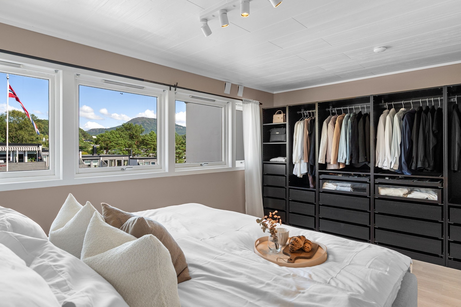 - Dagens antrekk har man god plass til i nydelig Pax-garderobe - Galleribilde