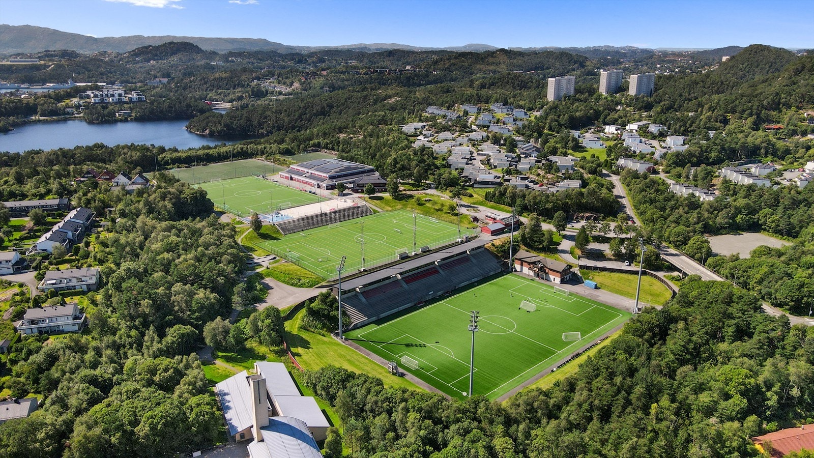 - På Varden Amfi finner du fotball-, sandvolleyball- og tennisbaner m.m. Stor innendørshall med flere aktivitetstilbud for store og små - Galleribilde