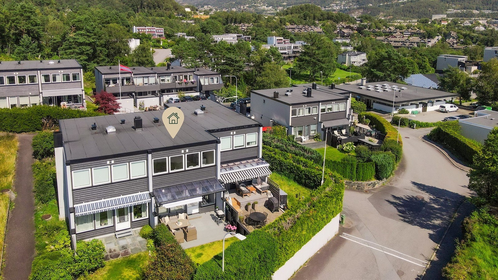 - Beliggende høyt i terrenget med lite innsyn og meget gode solforhold - Galleribilde